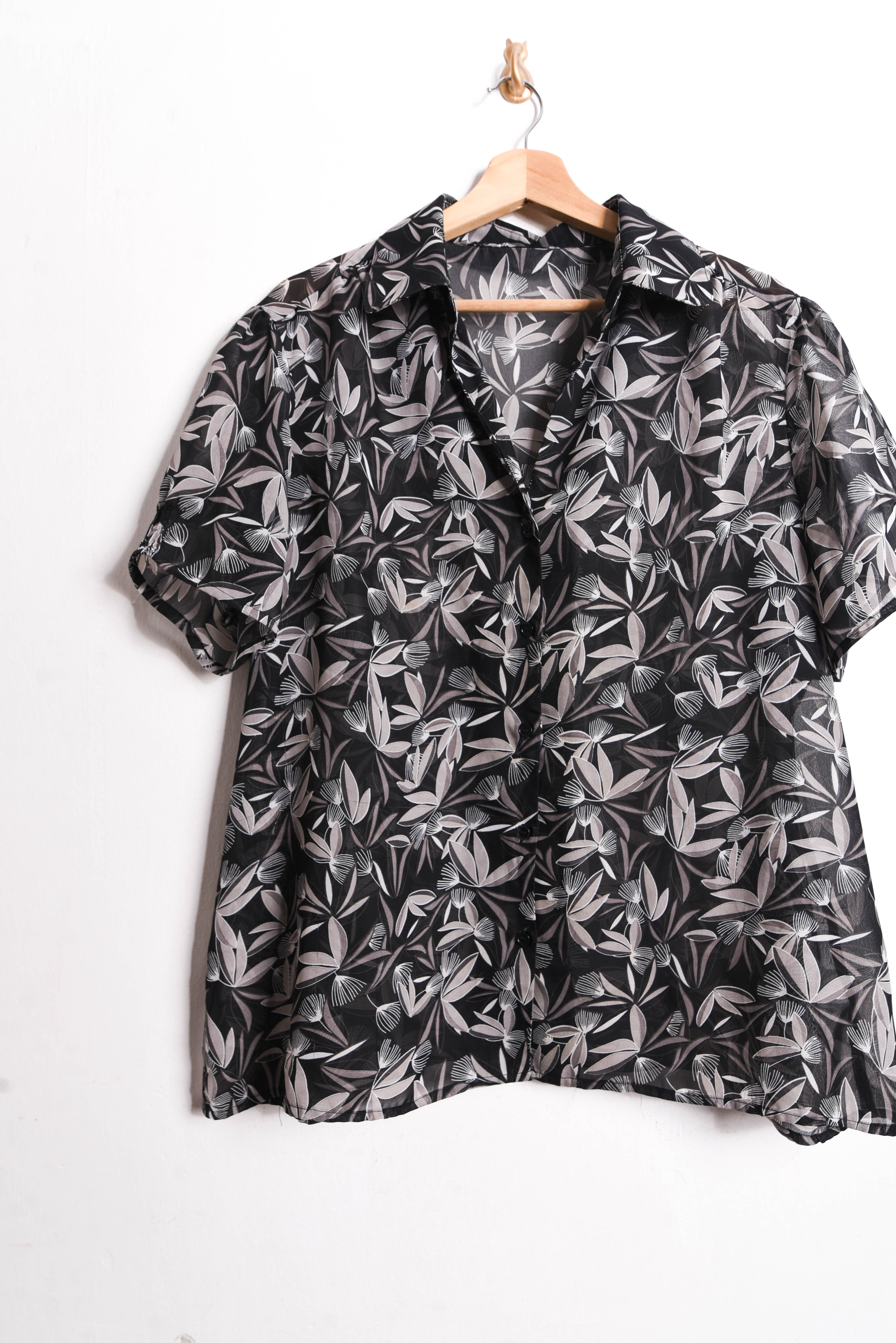 Blusa grafito floral transparencia