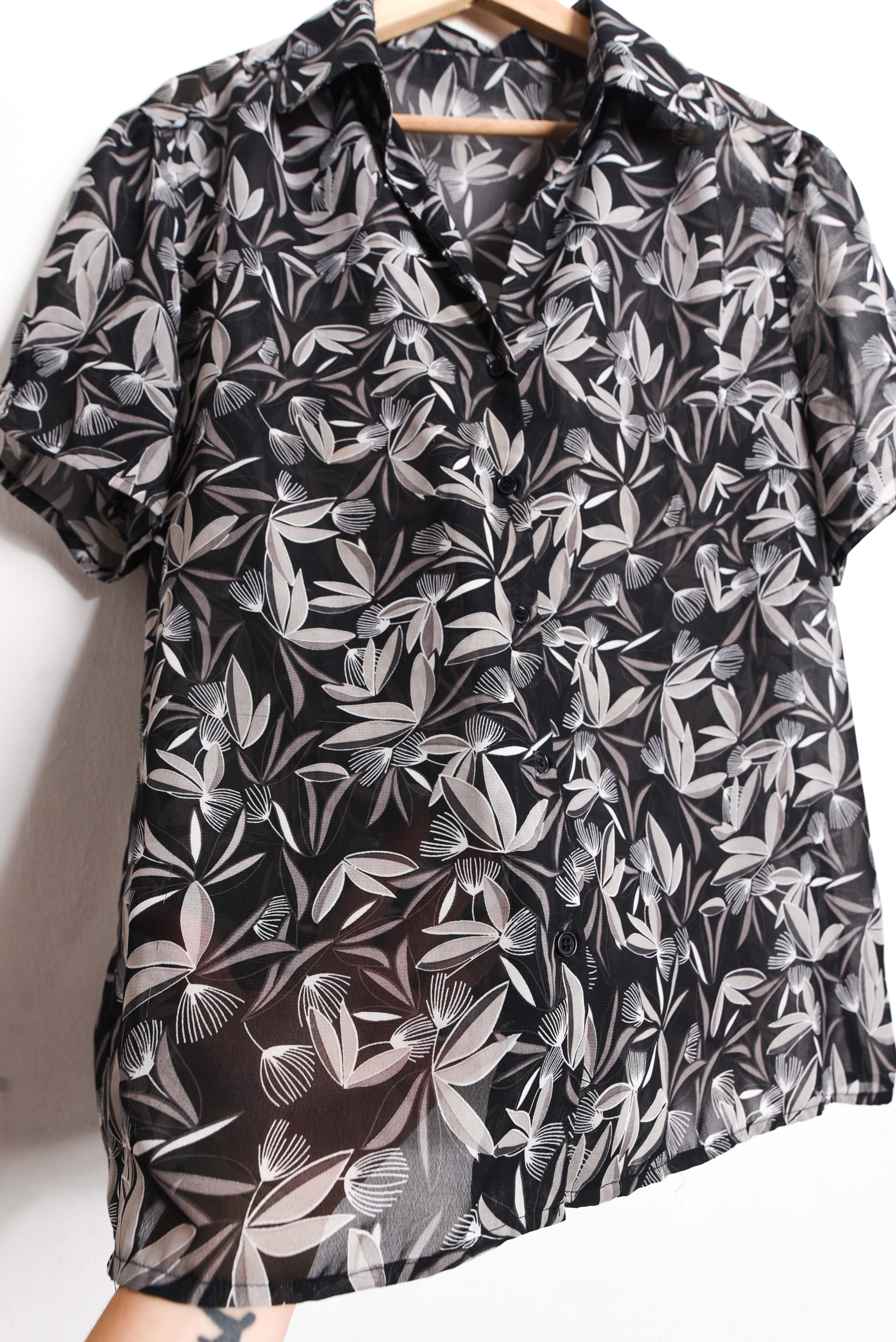 Blusa grafito floral transparencia