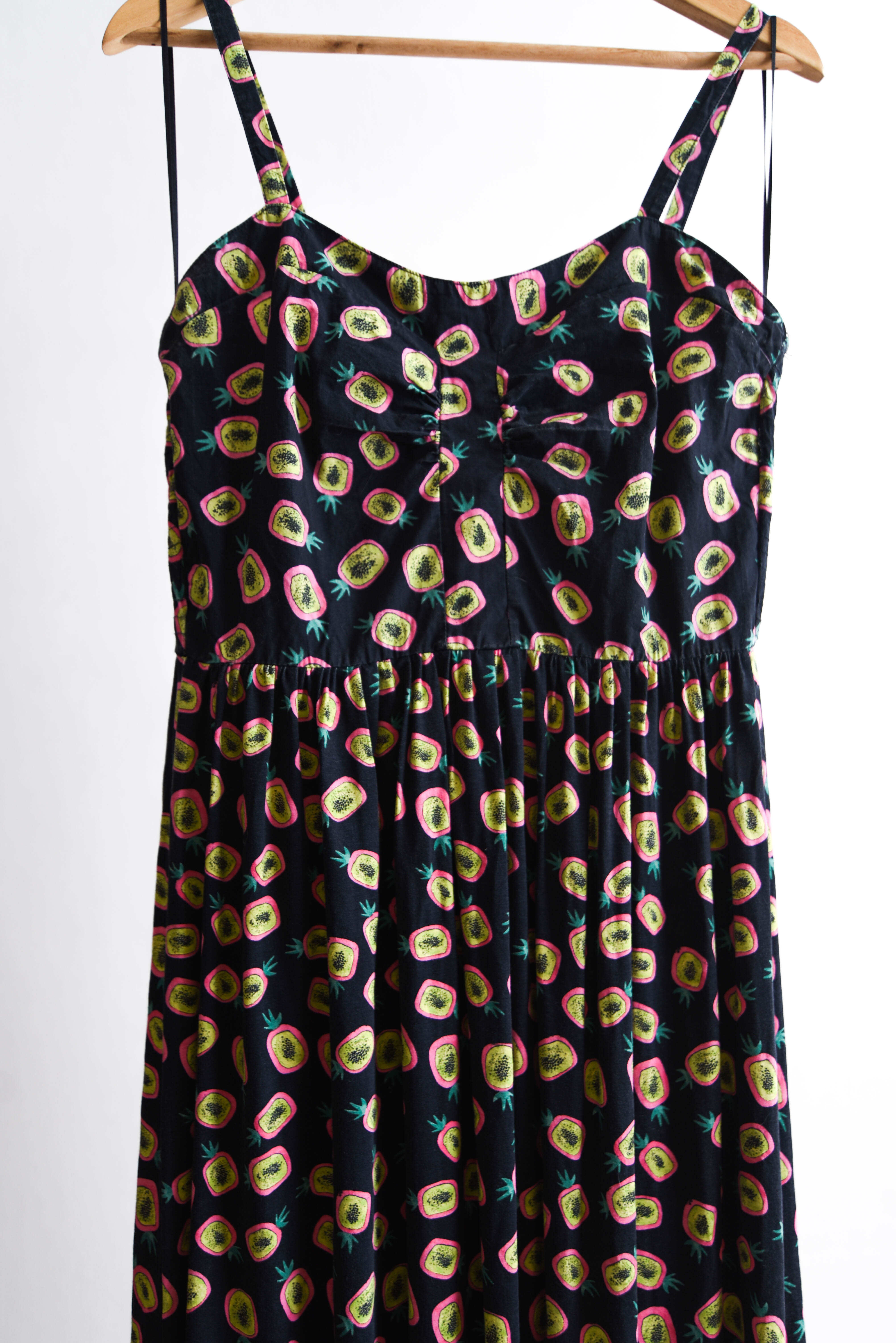 Vestido negro piñitas