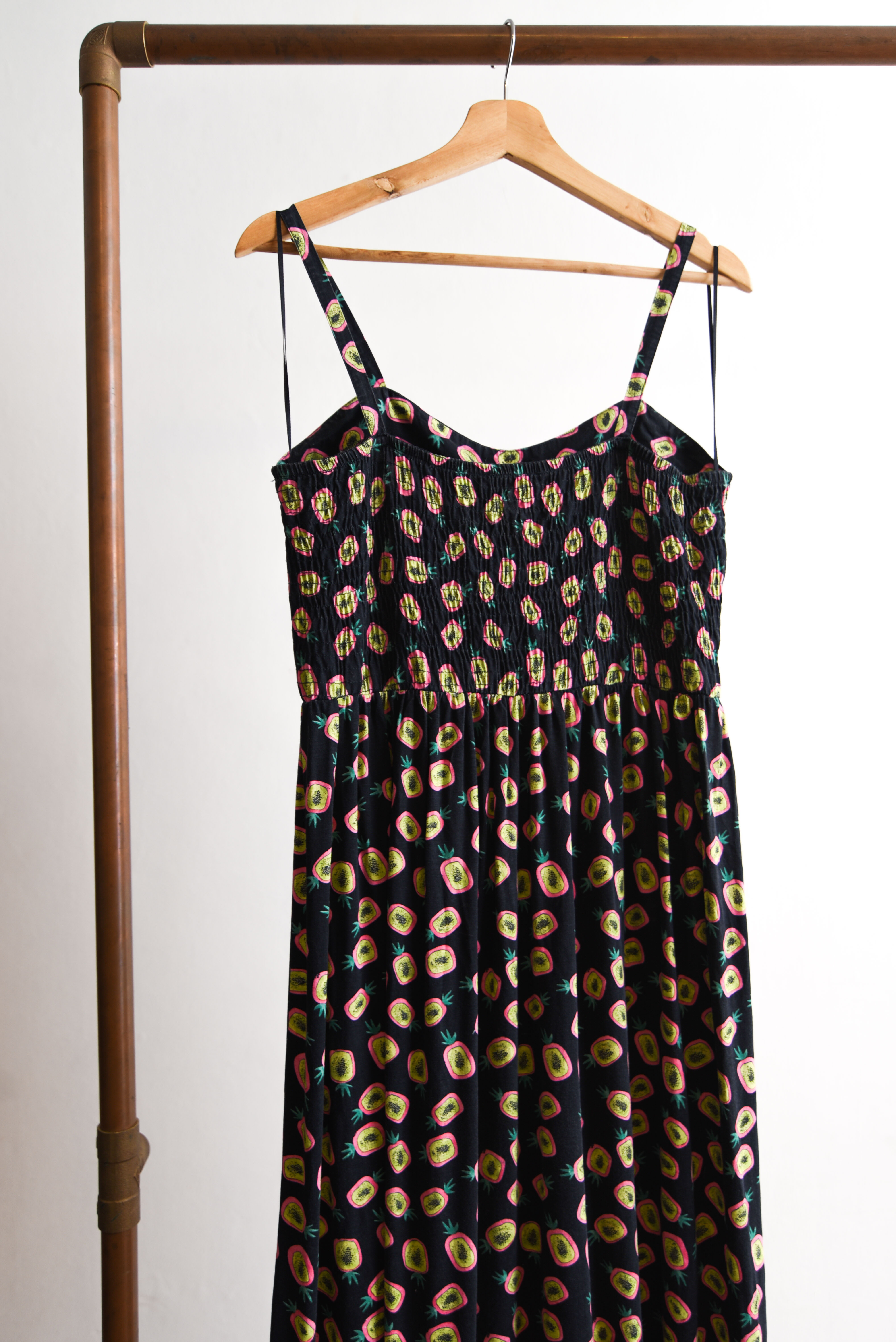 Vestido negro piñitas