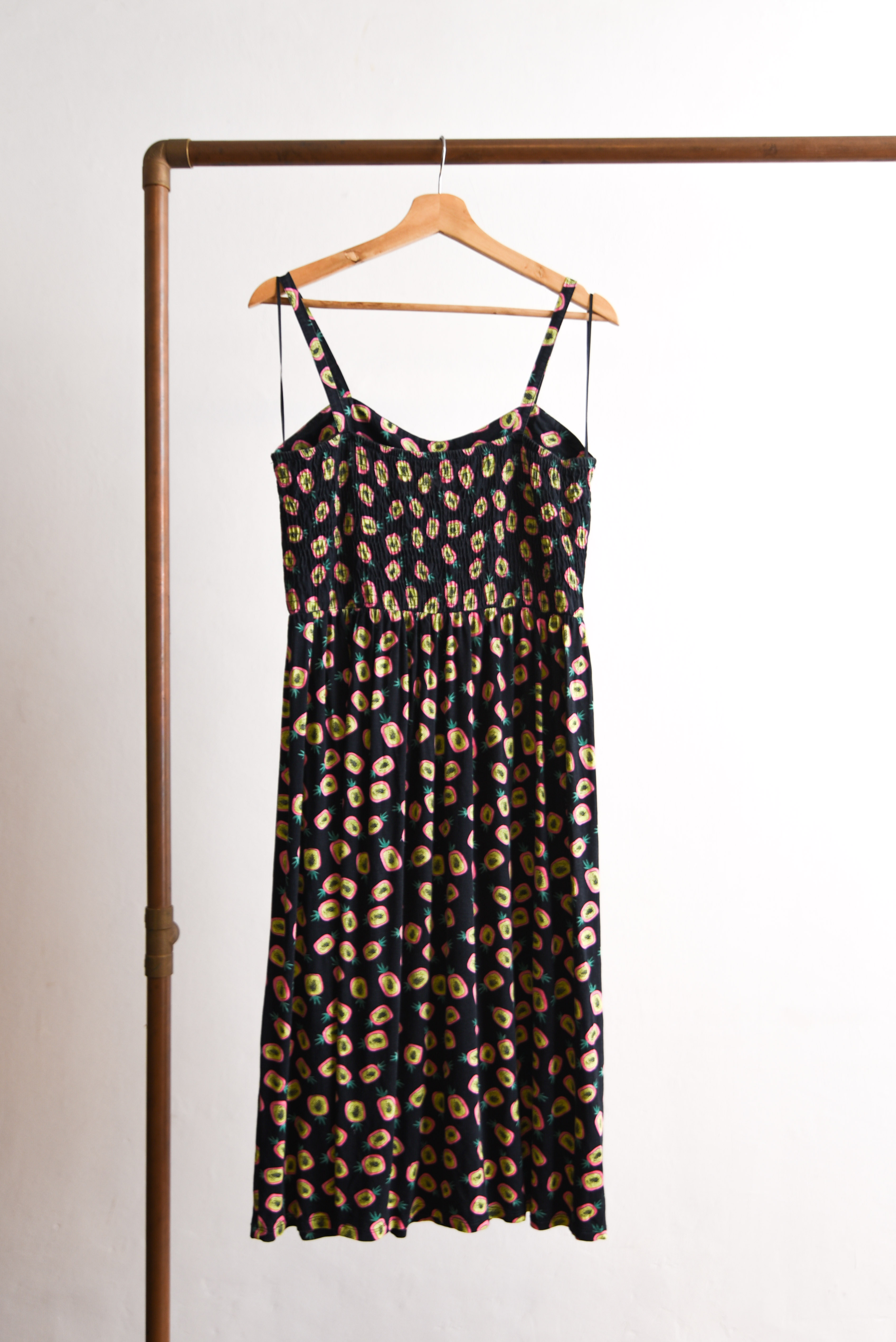 Vestido negro piñitas