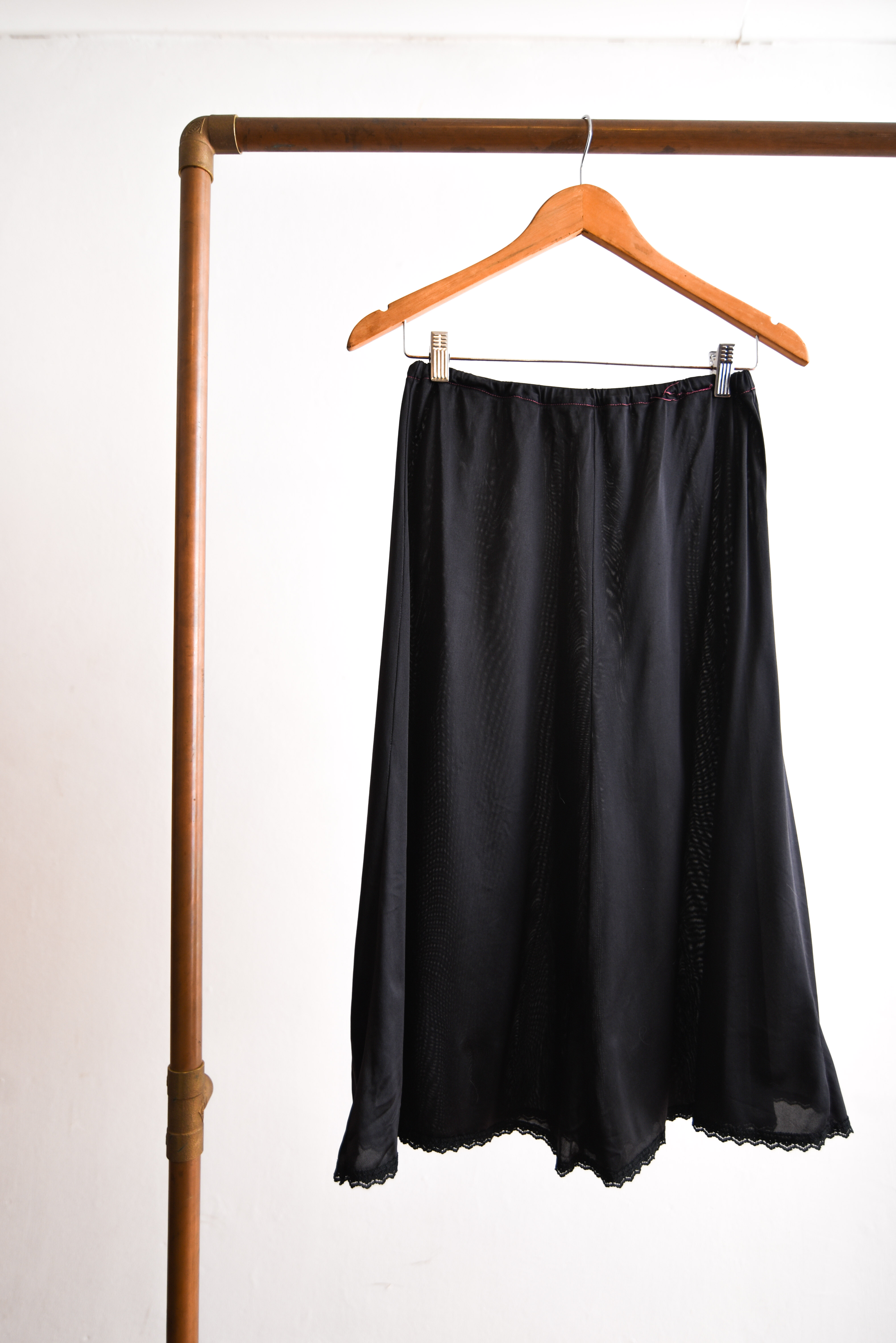 Falda lencera negra satín vintage