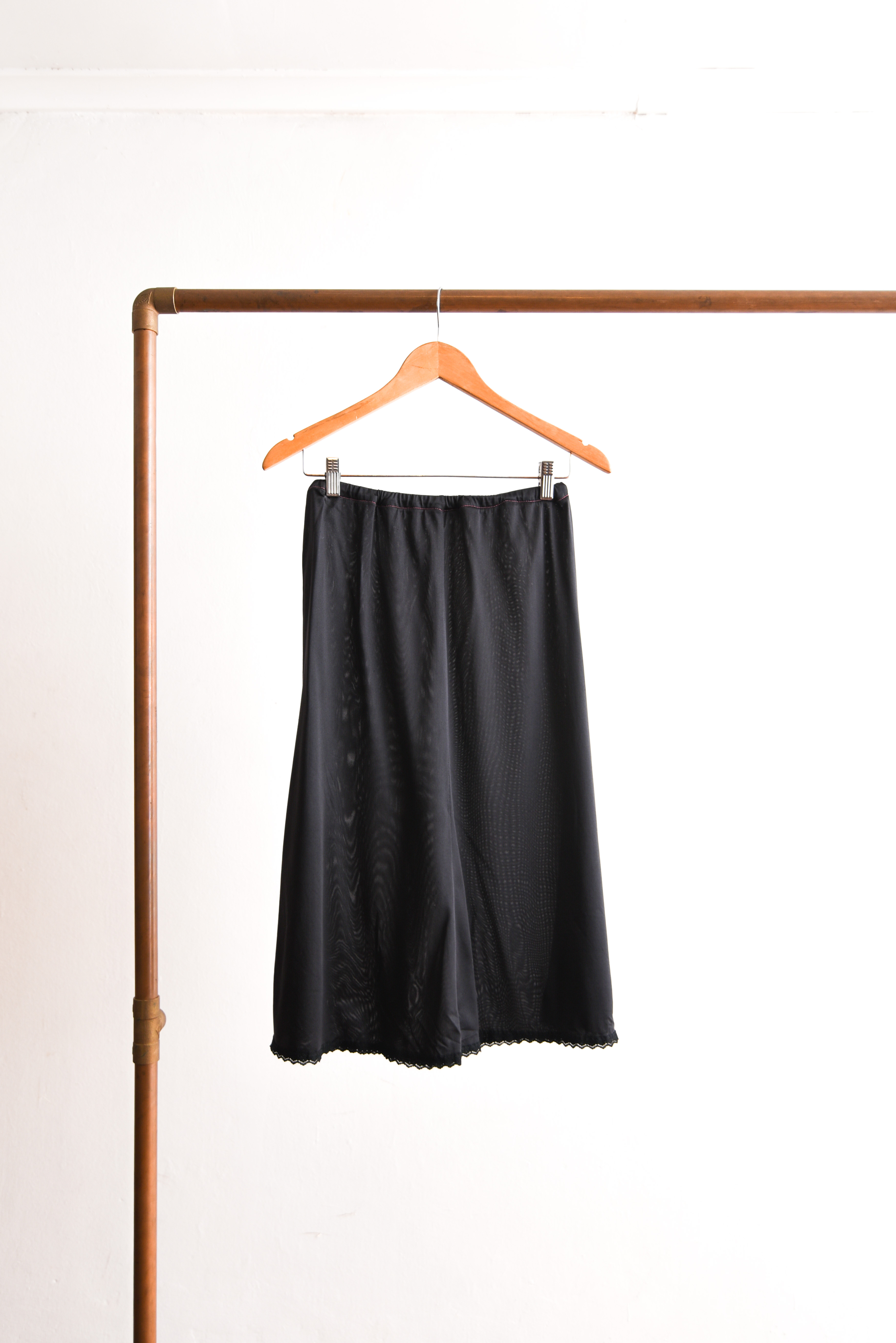 Falda lencera negra satín vintage