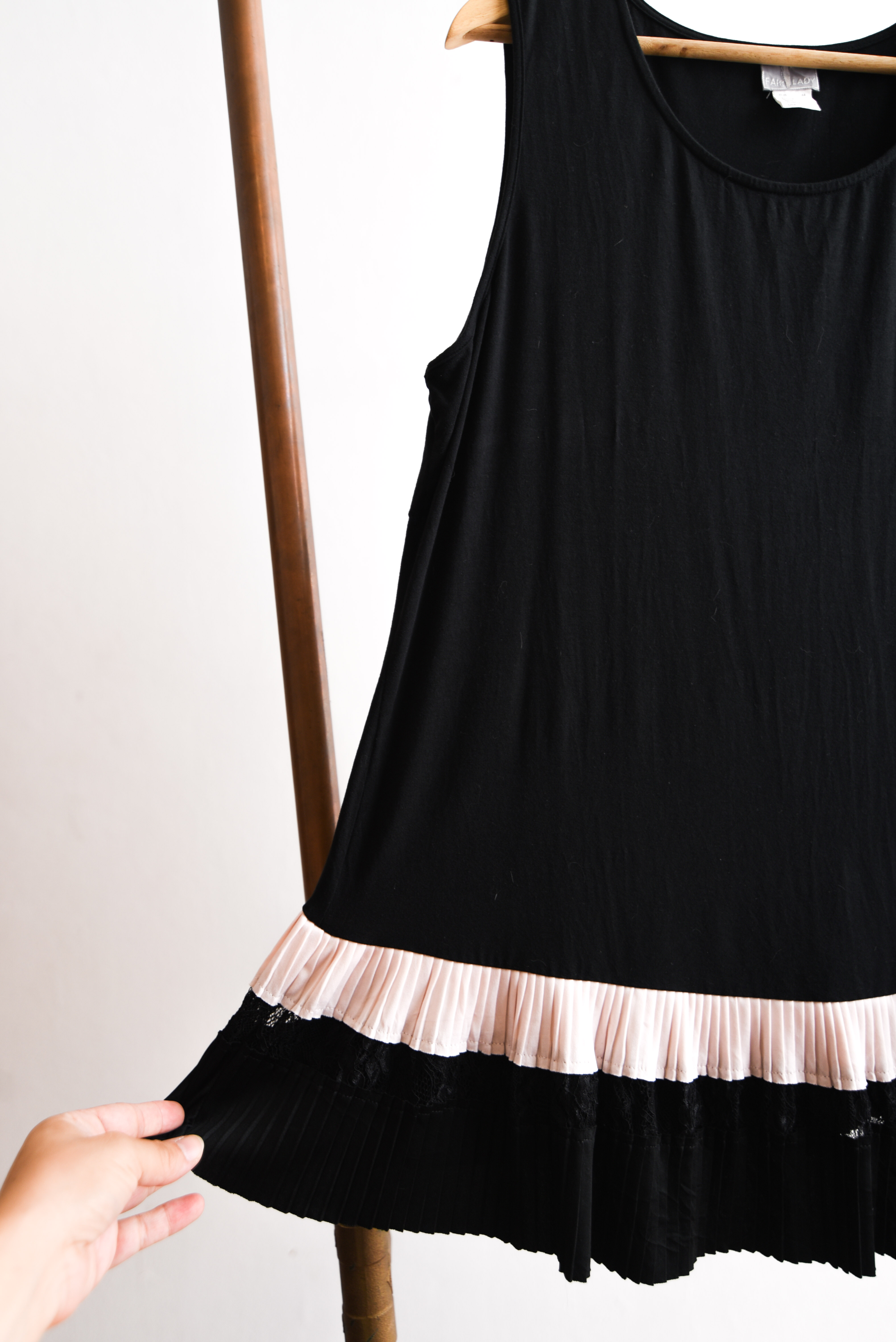 Mini vestido negro y plisado