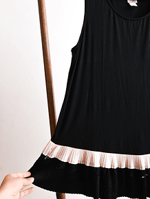 Mini vestido negro y plisado