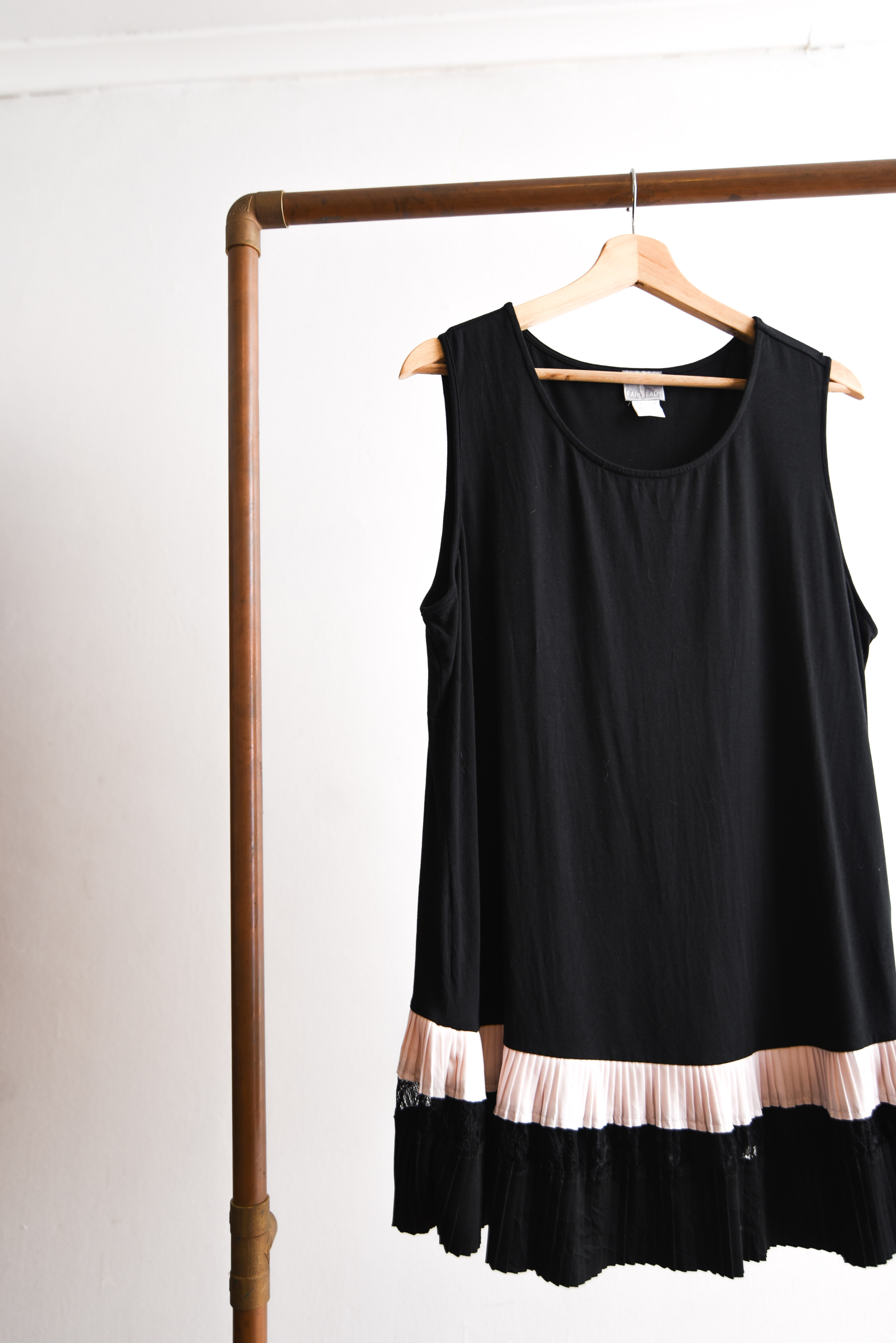 Mini vestido negro y plisado