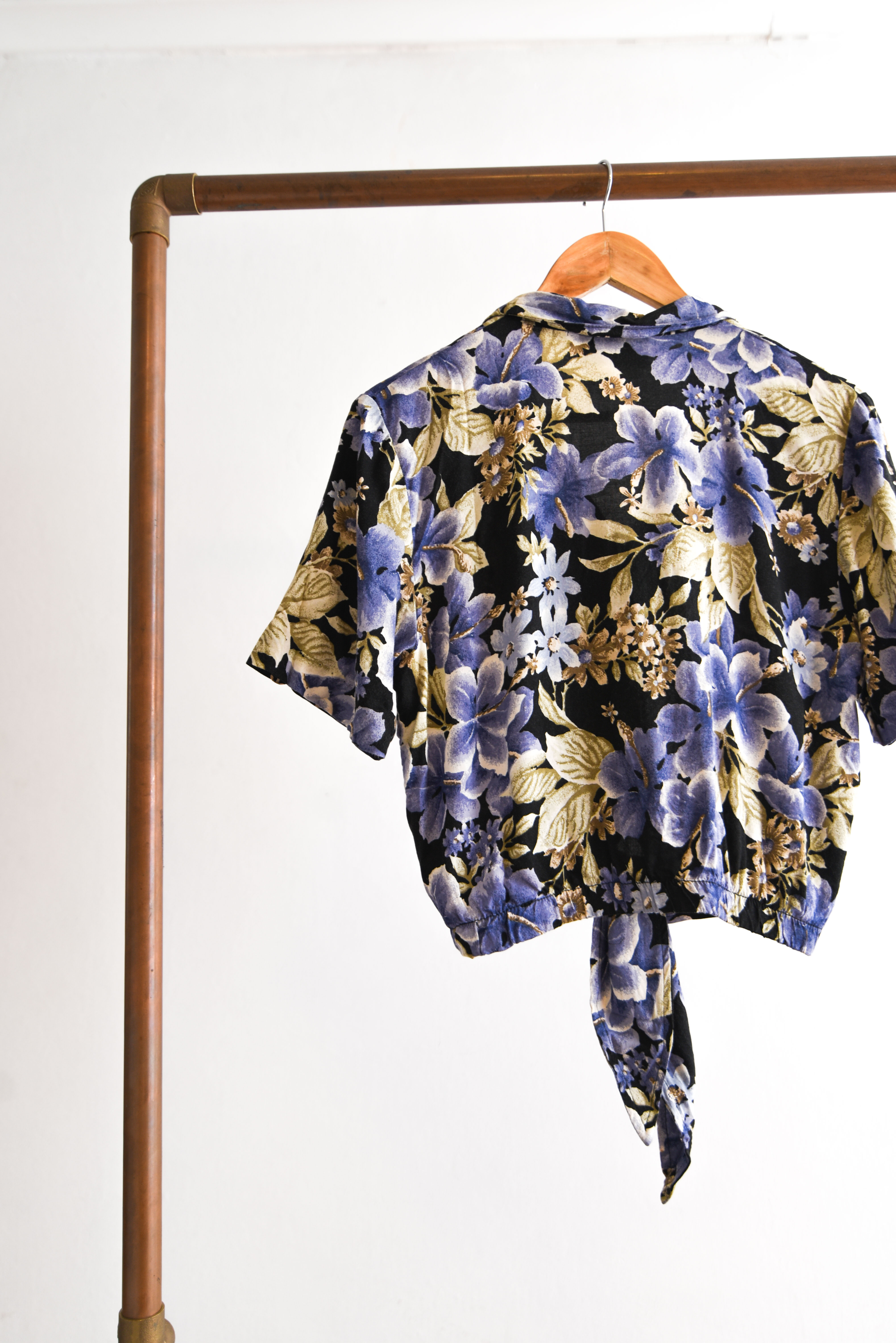 Camisa guayabera nudo floral