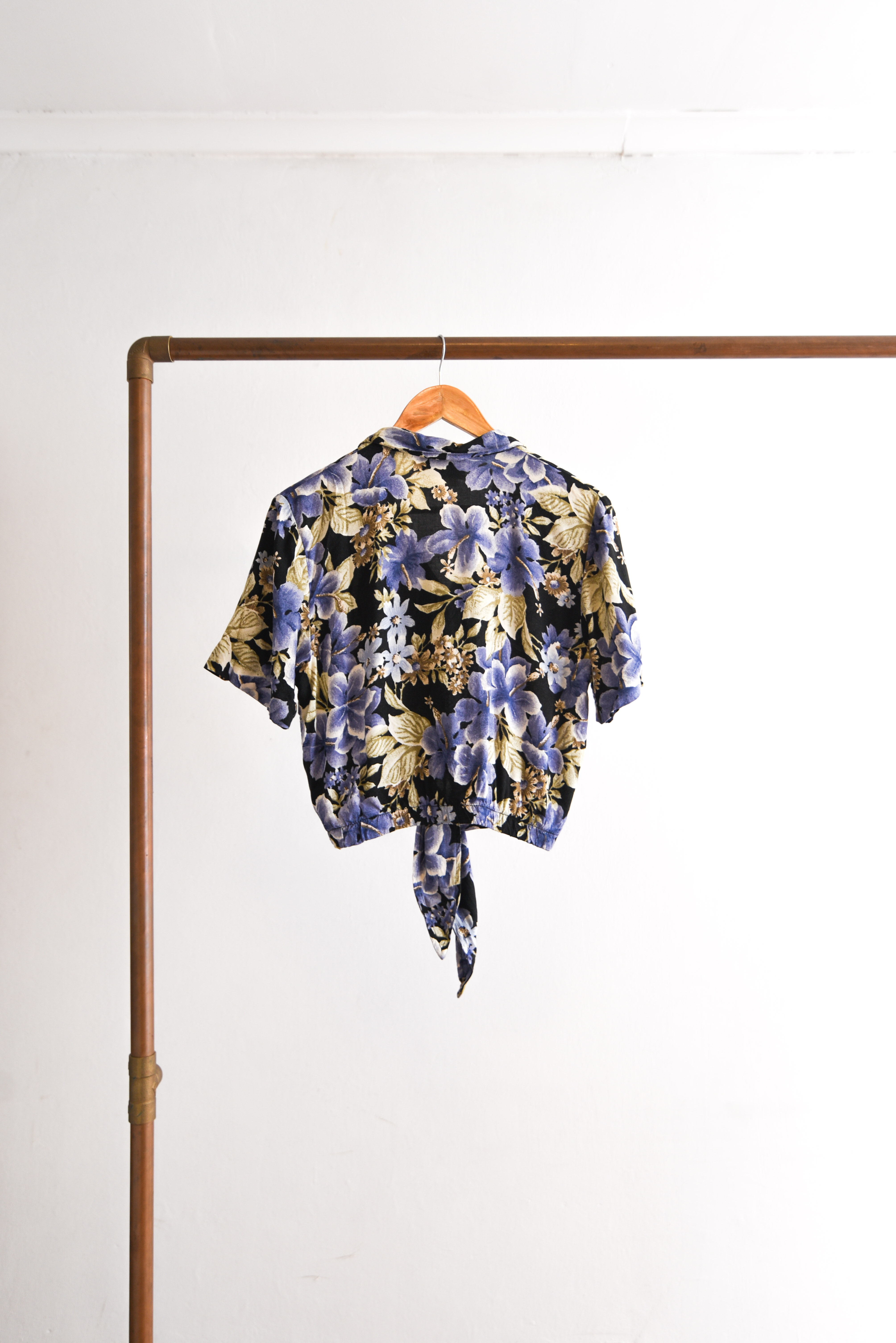 Camisa guayabera nudo floral