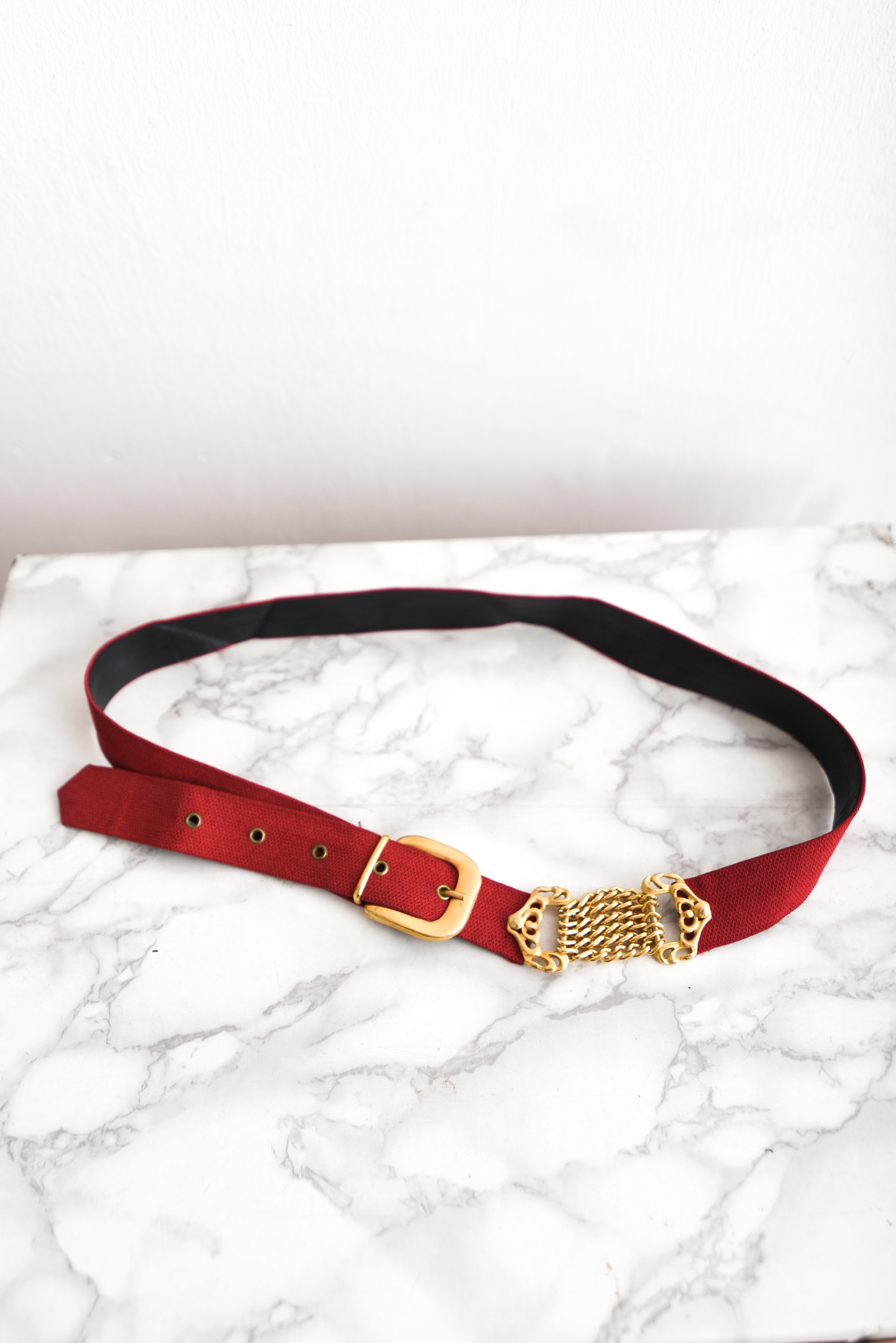 Cinturón rojo y dorado vintage