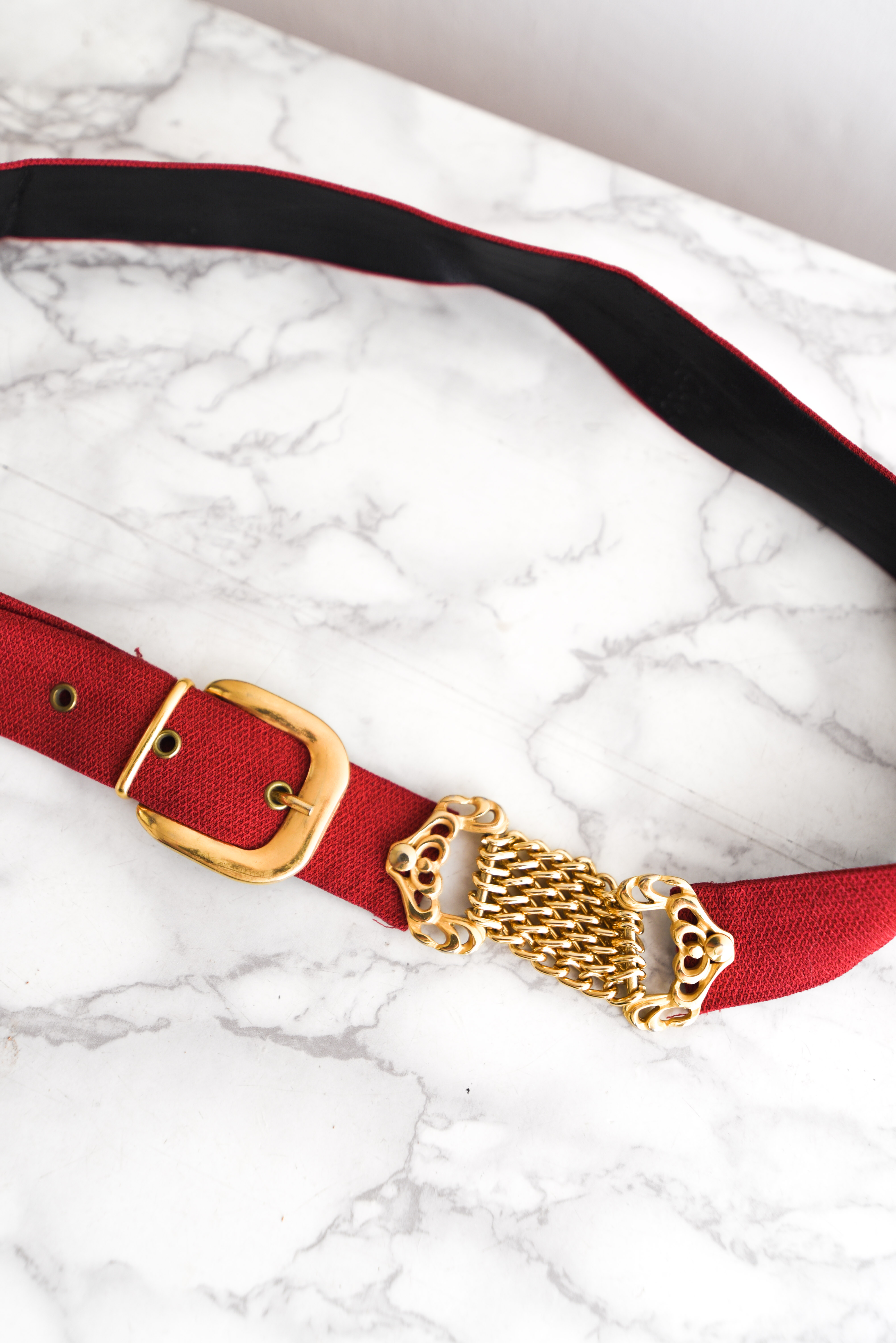 Cinturón rojo y dorado vintage