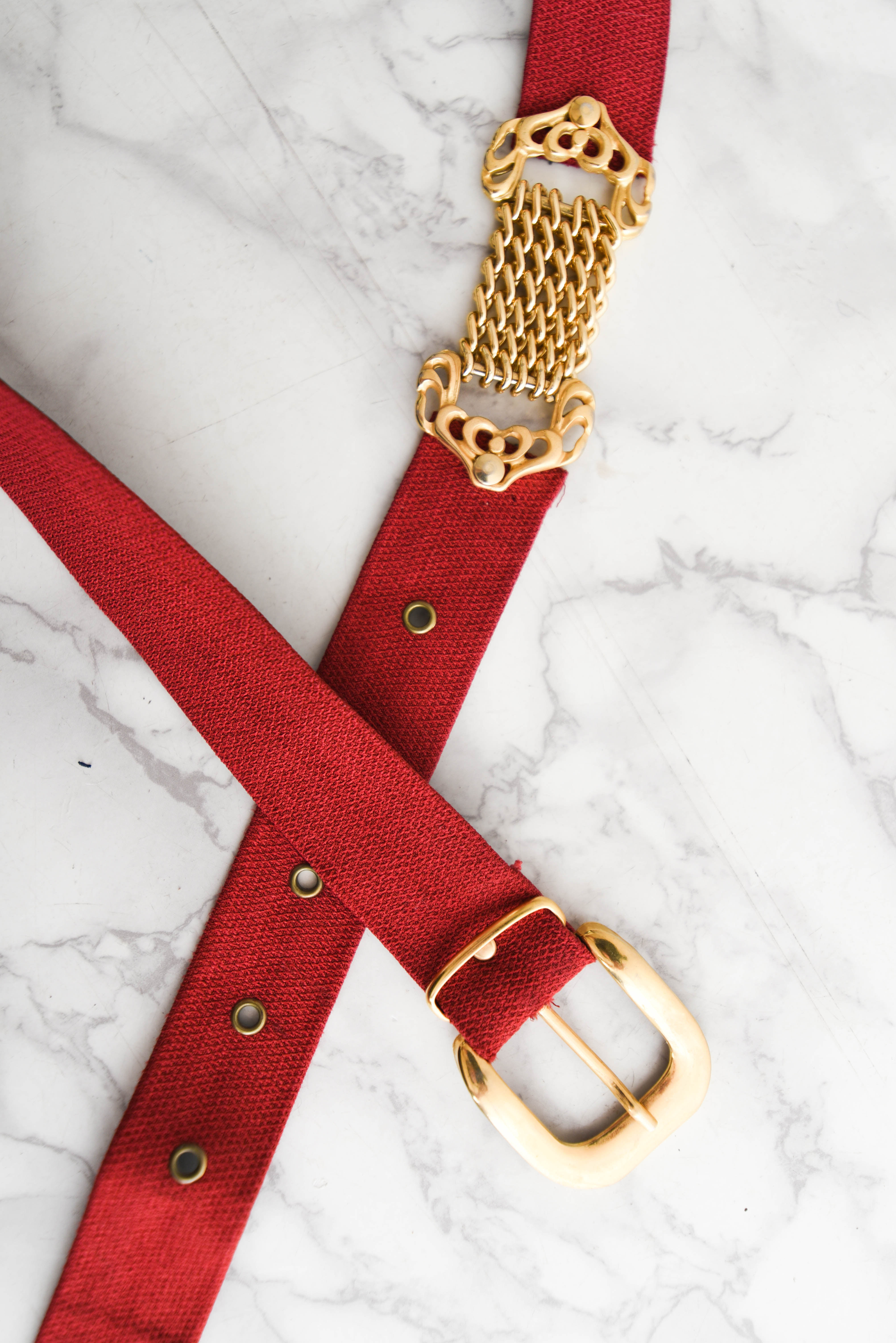 Cinturón rojo y dorado vintage