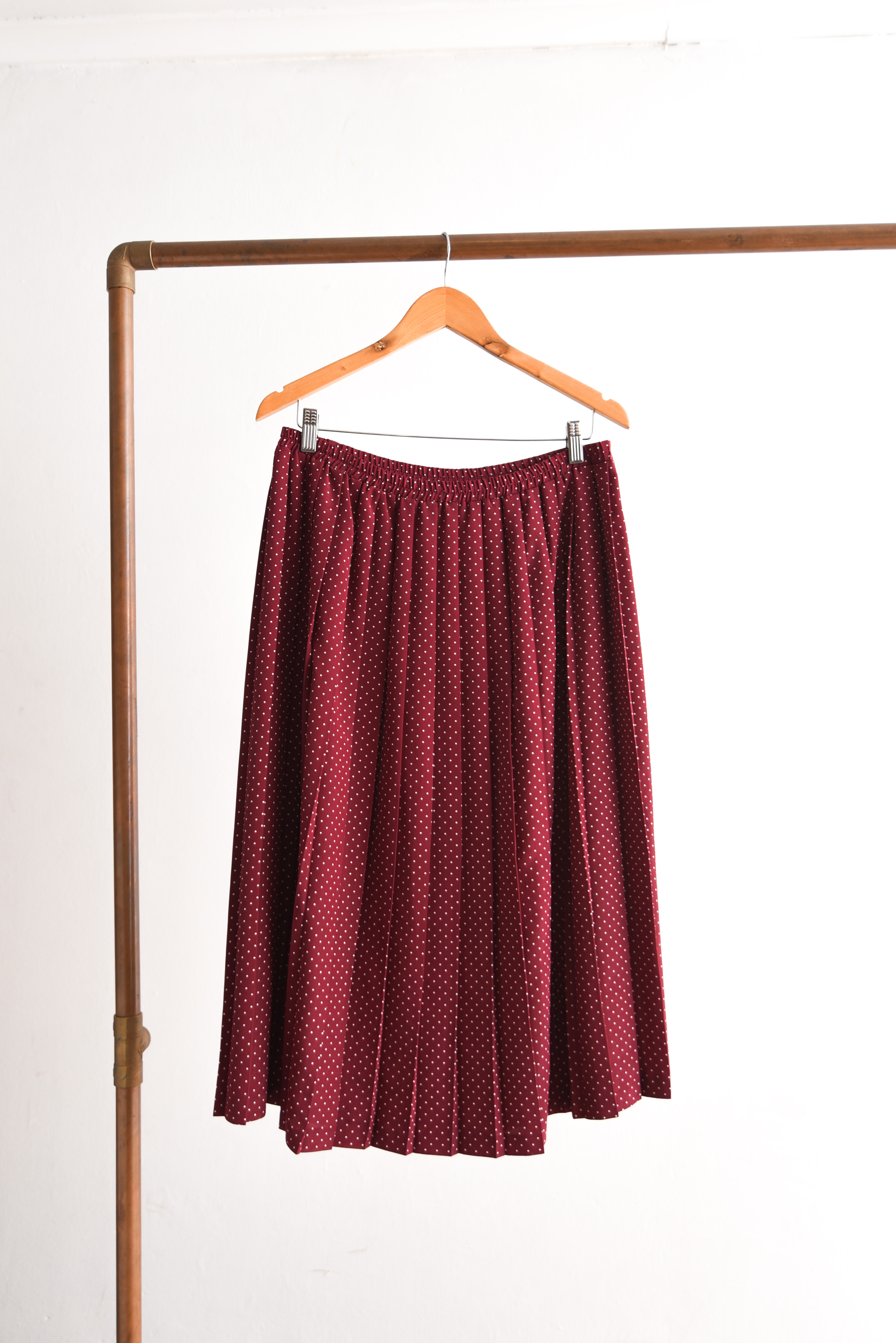Falda burdeo dots plisada
