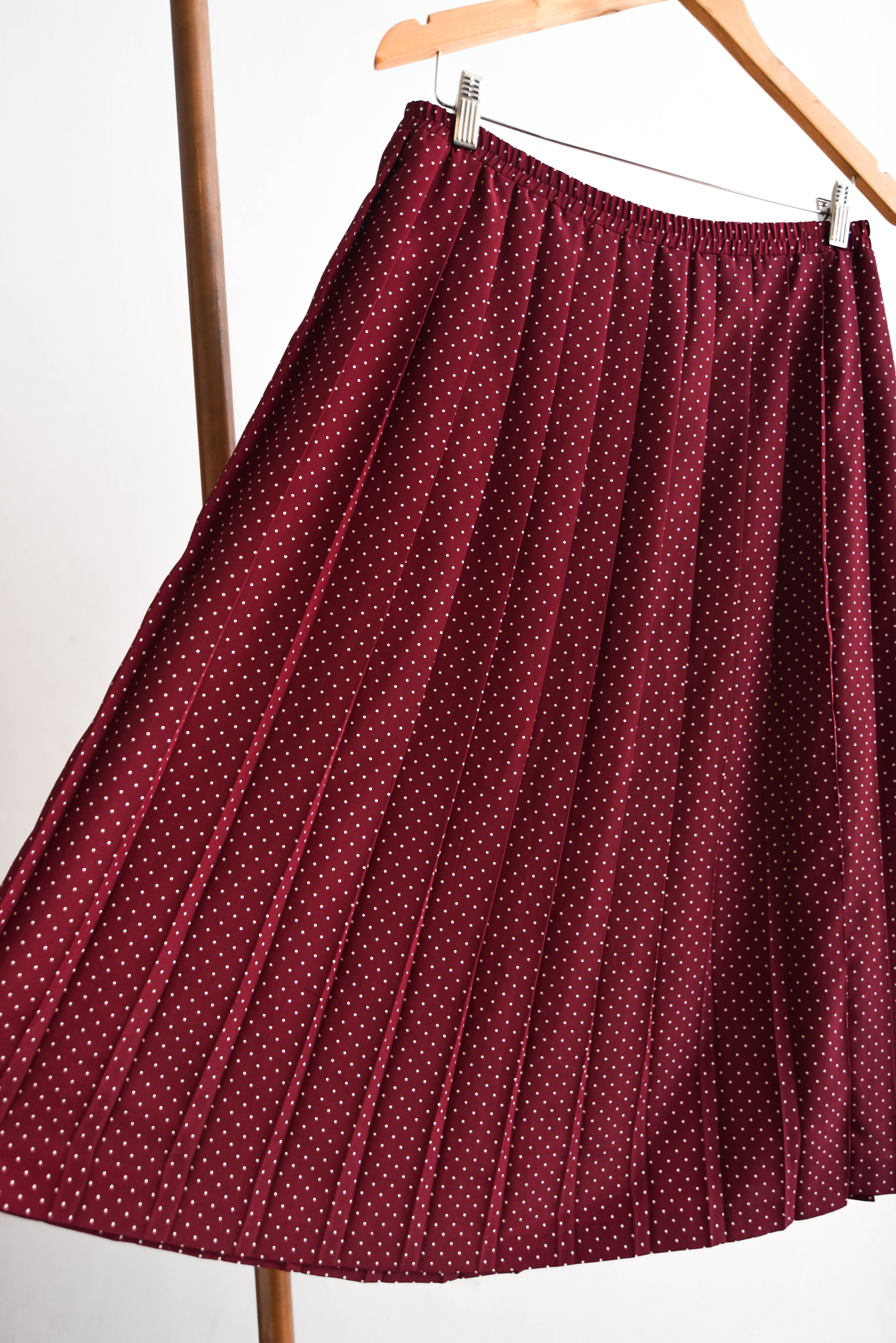 Falda burdeo dots plisada