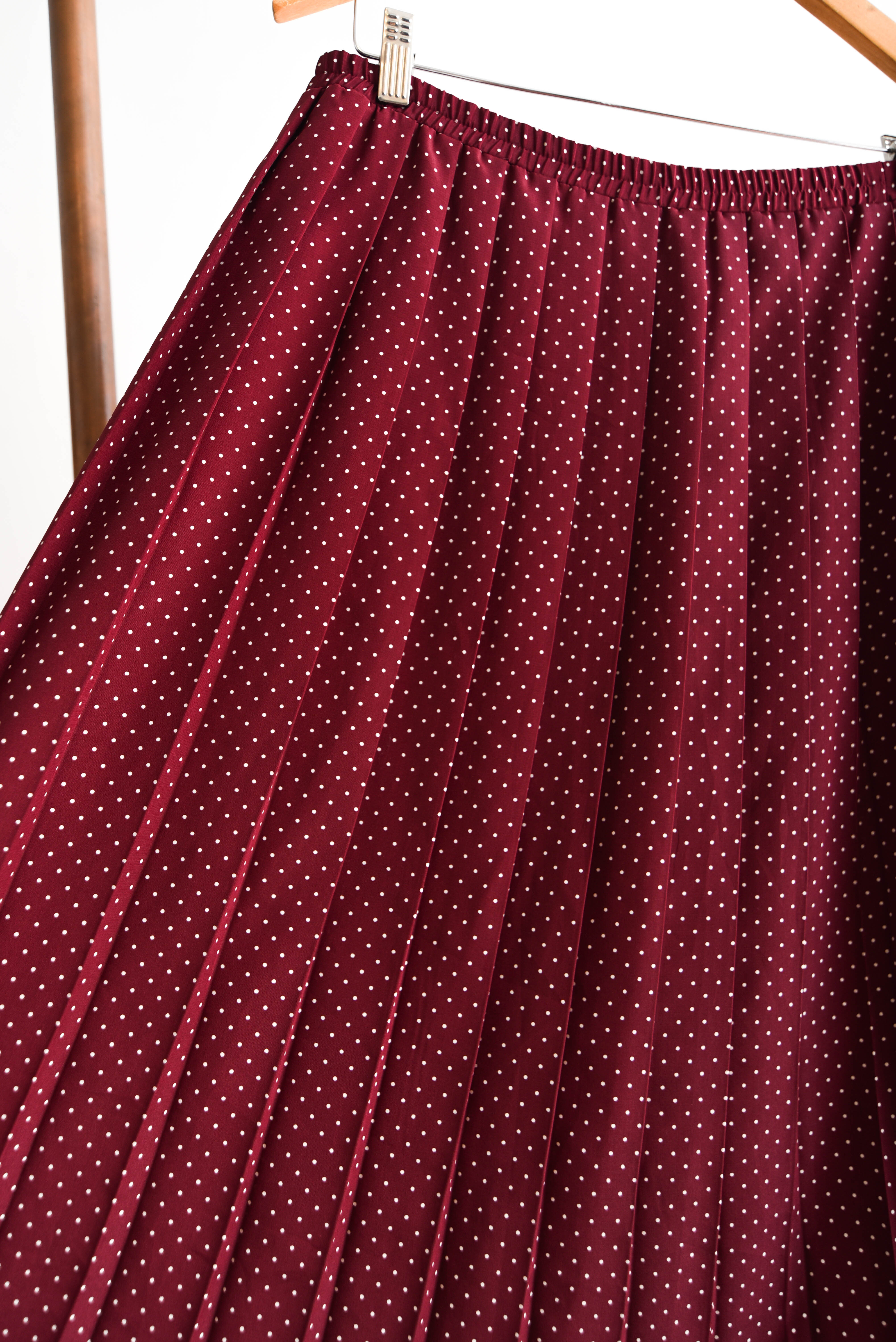 Falda burdeo dots plisada