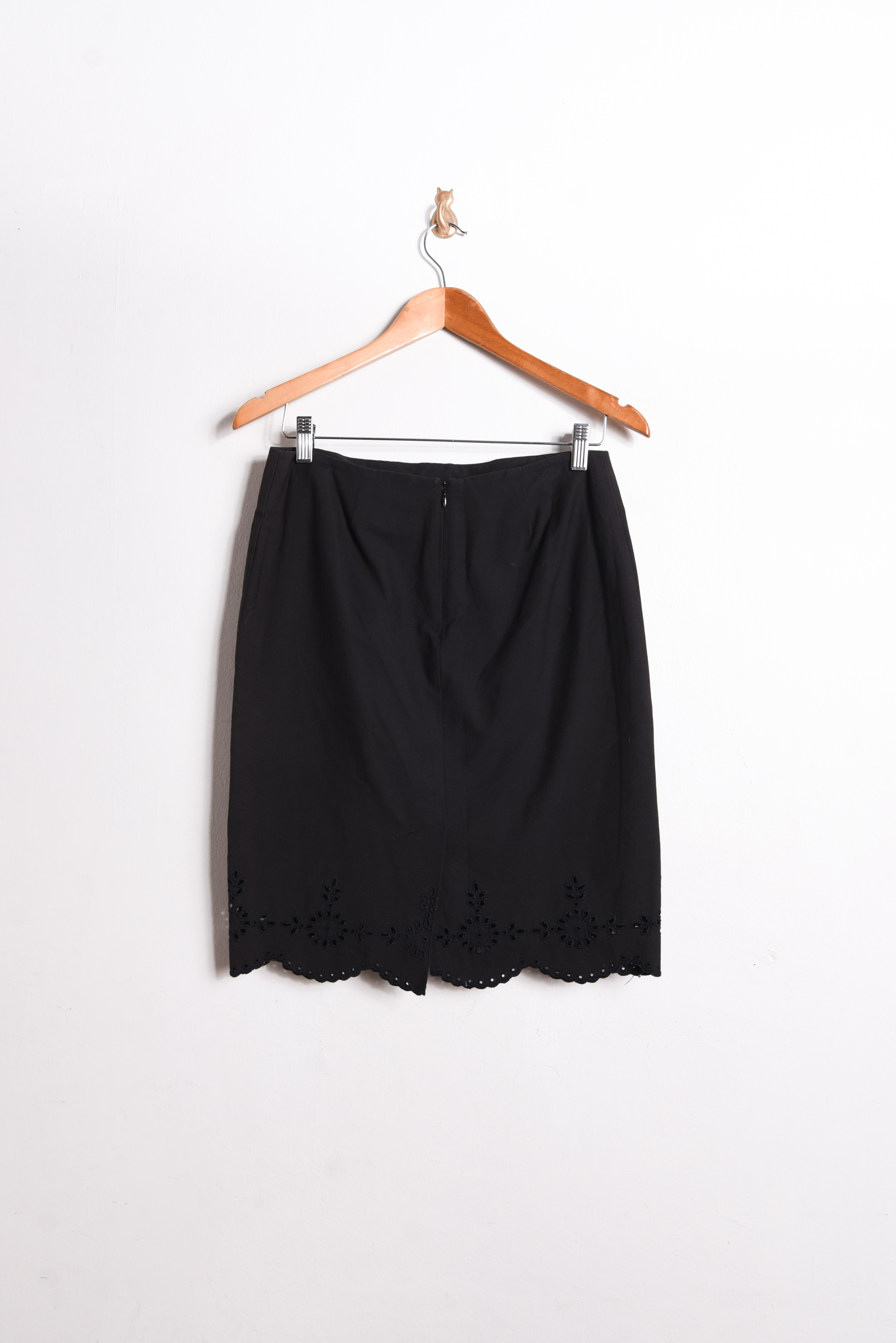 Falda negra bordada