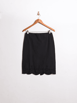 Falda negra bordada