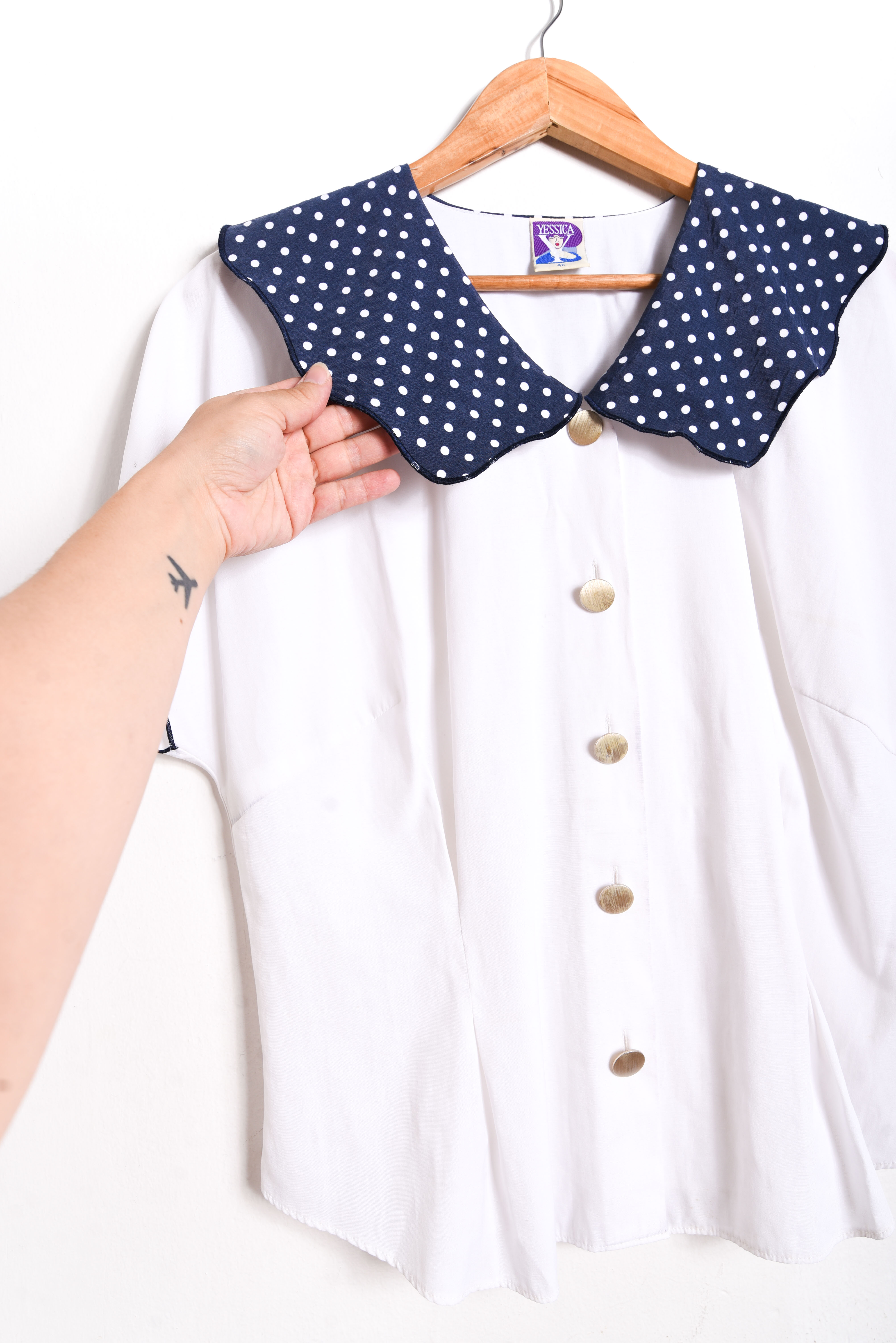 Blusa blanca cuello lunares