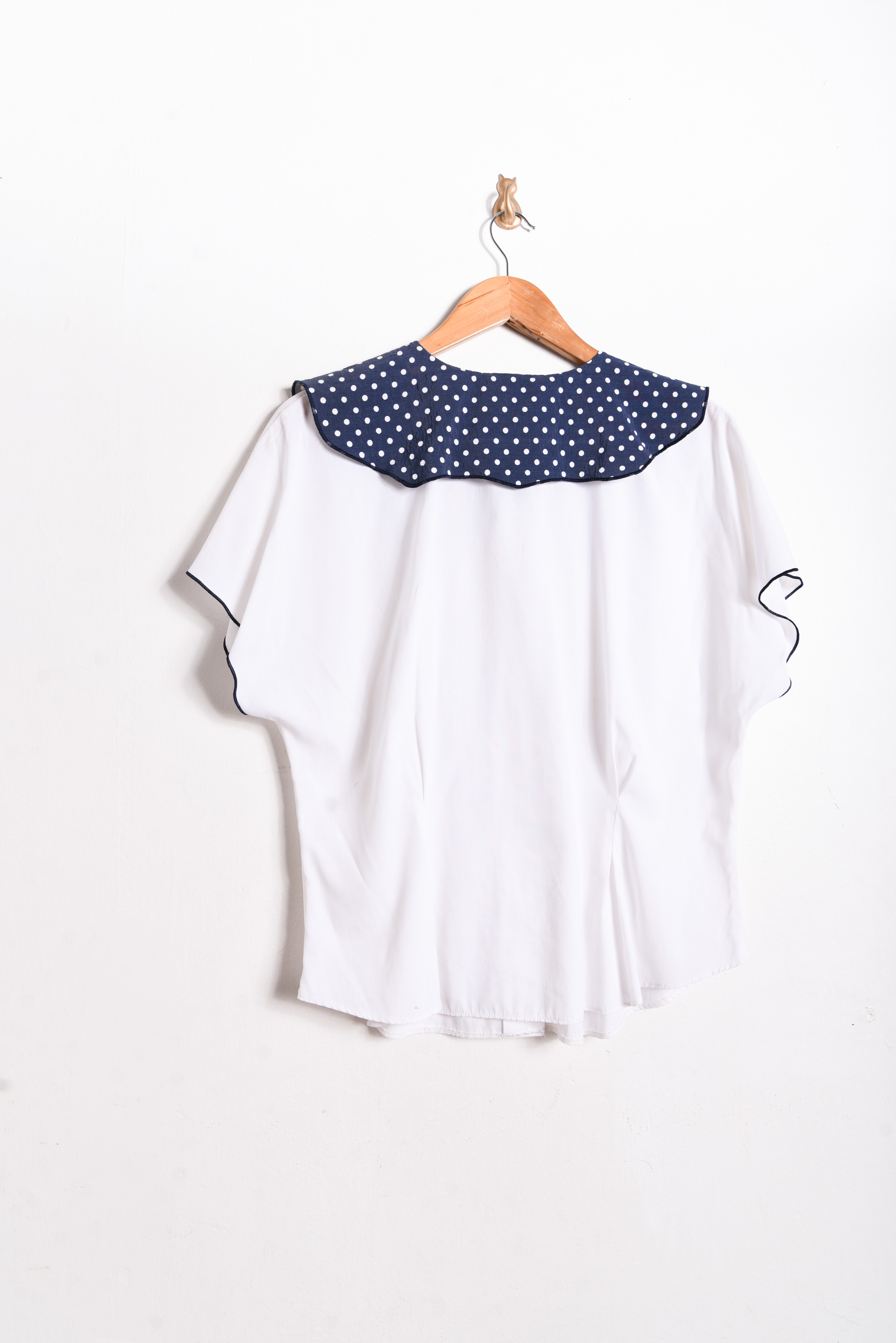 Blusa blanca cuello lunares