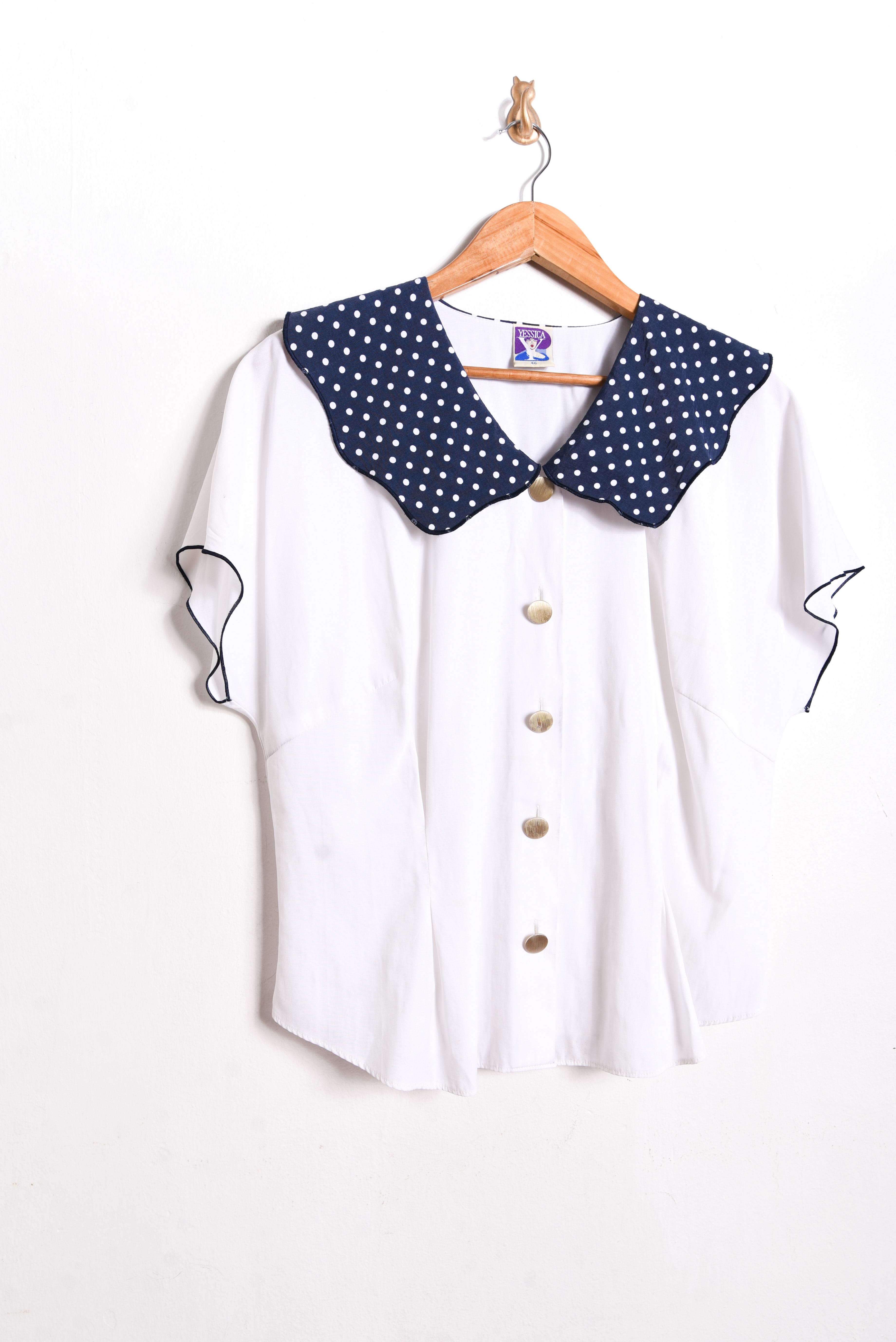 Blusa blanca cuello lunares