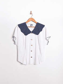 Blusa blanca cuello lunares