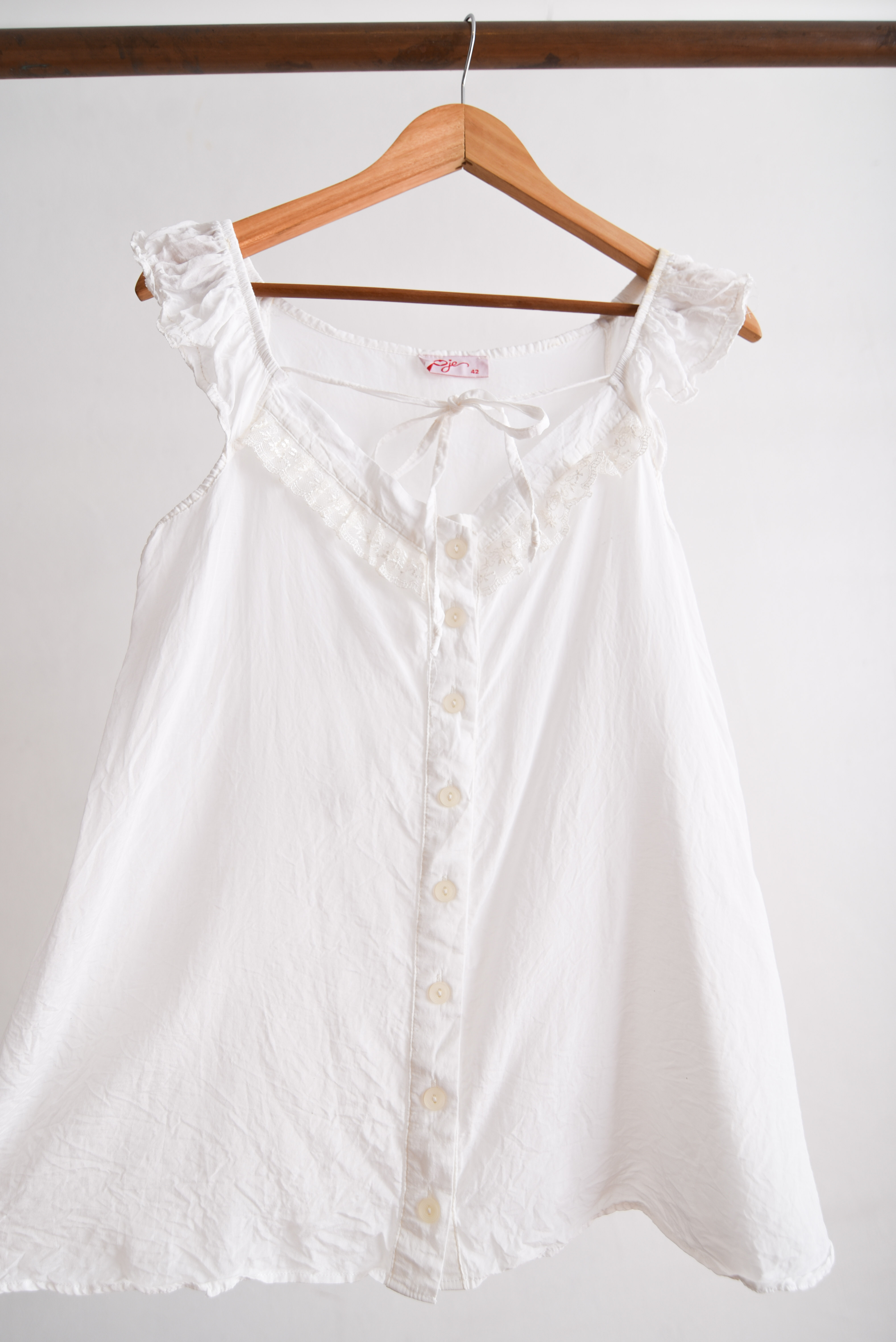 Top blanco lazito y encaje