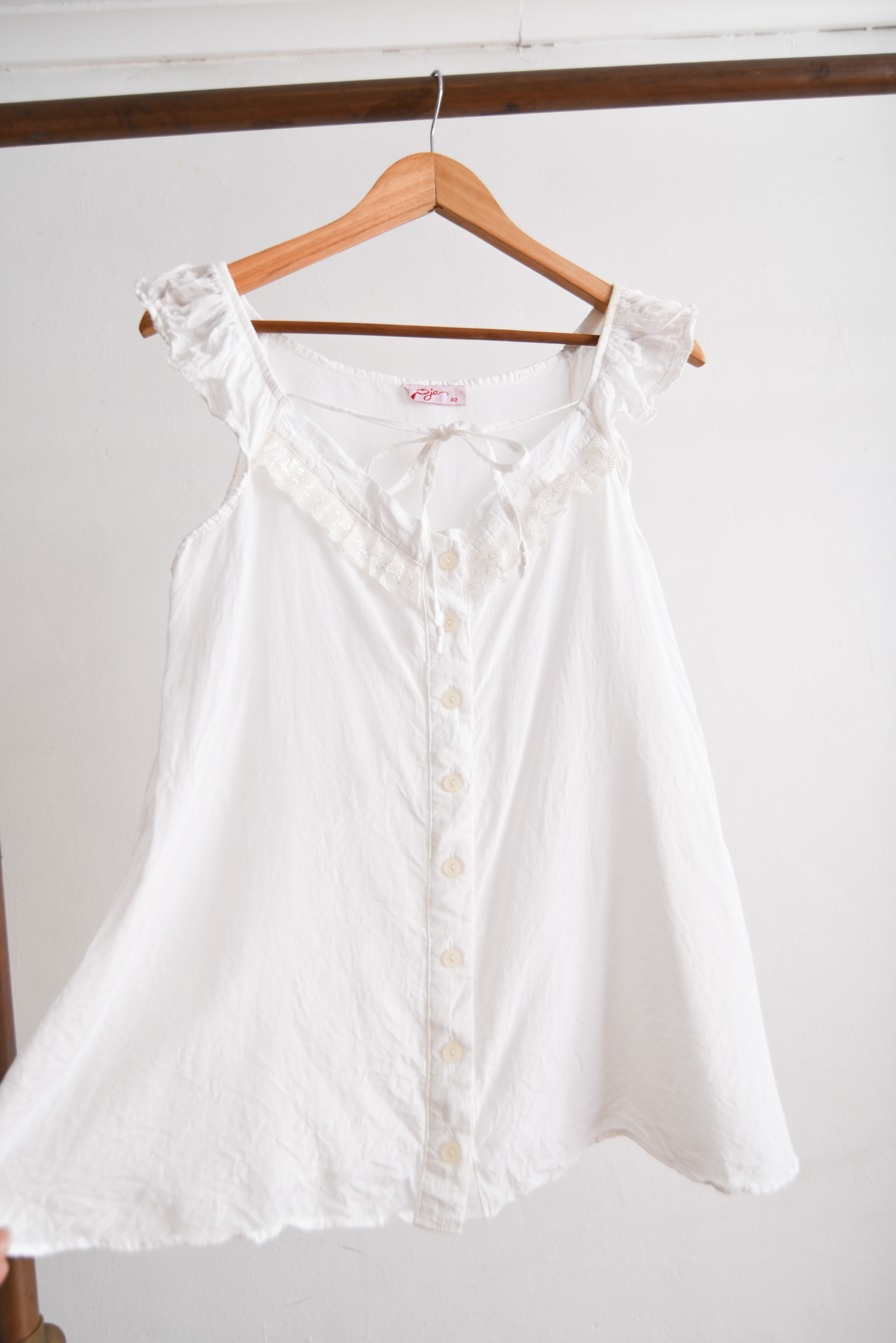 Top blanco lazito y encaje