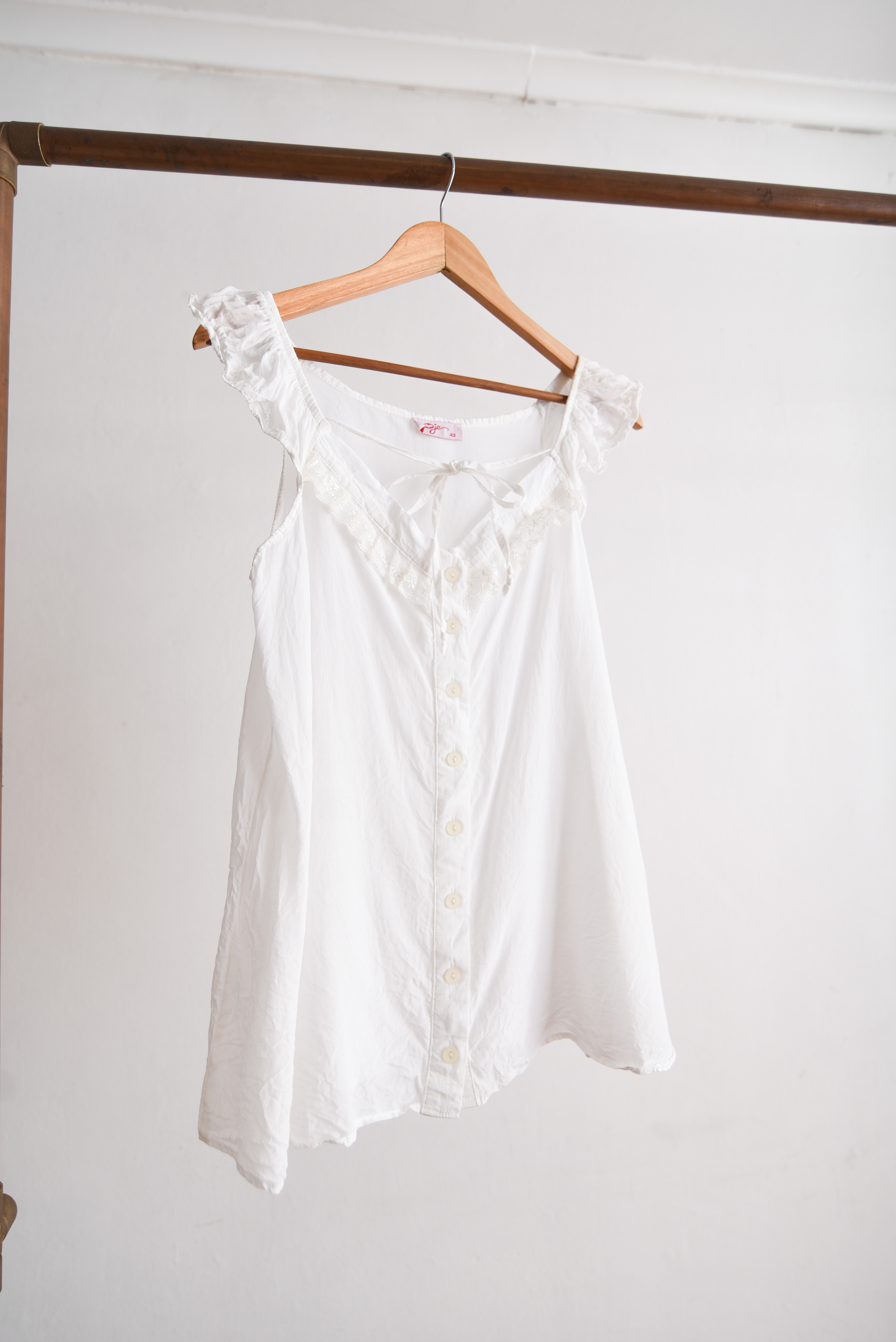 Top blanco lazito y encaje