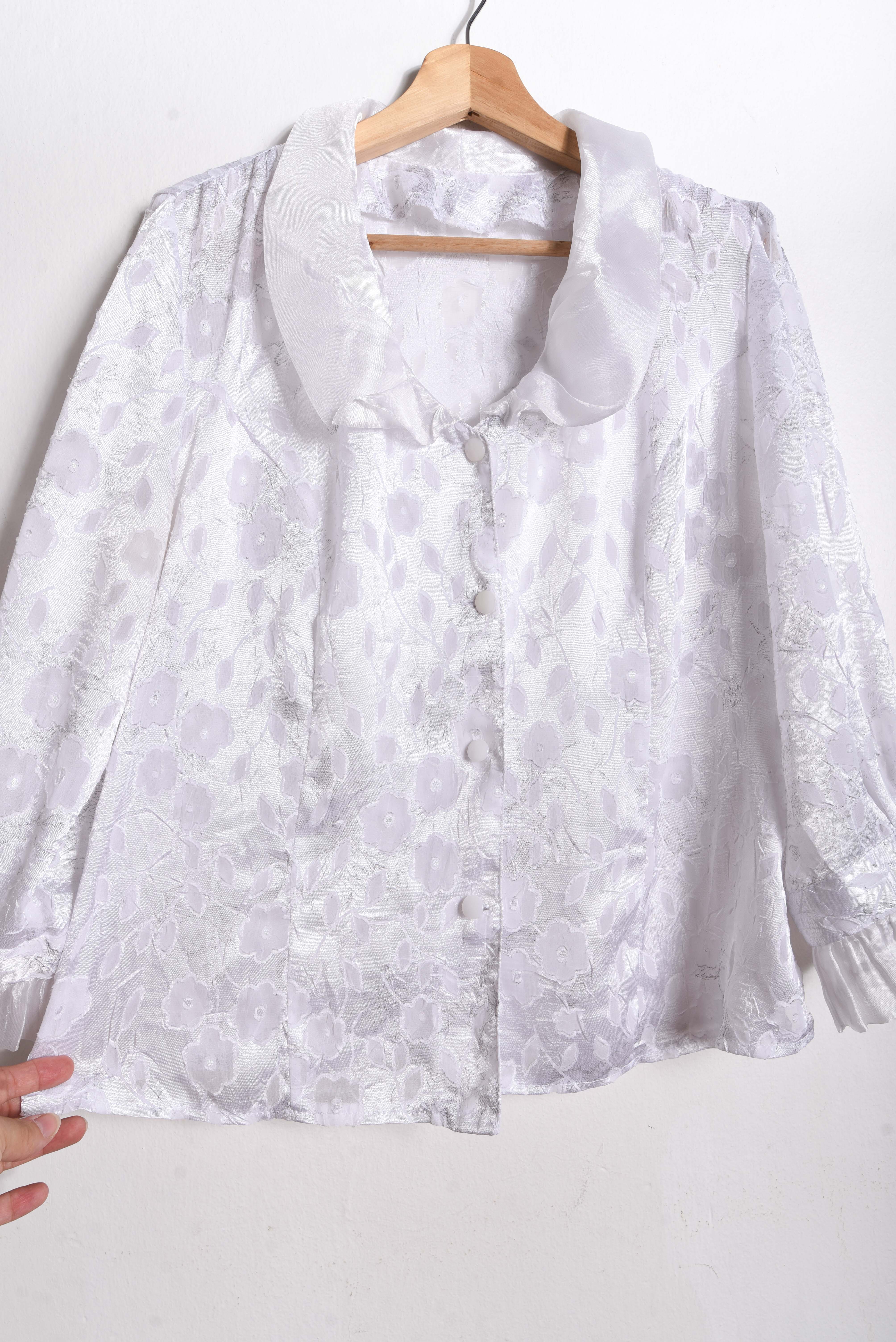 Blusa satinada floral cuellito