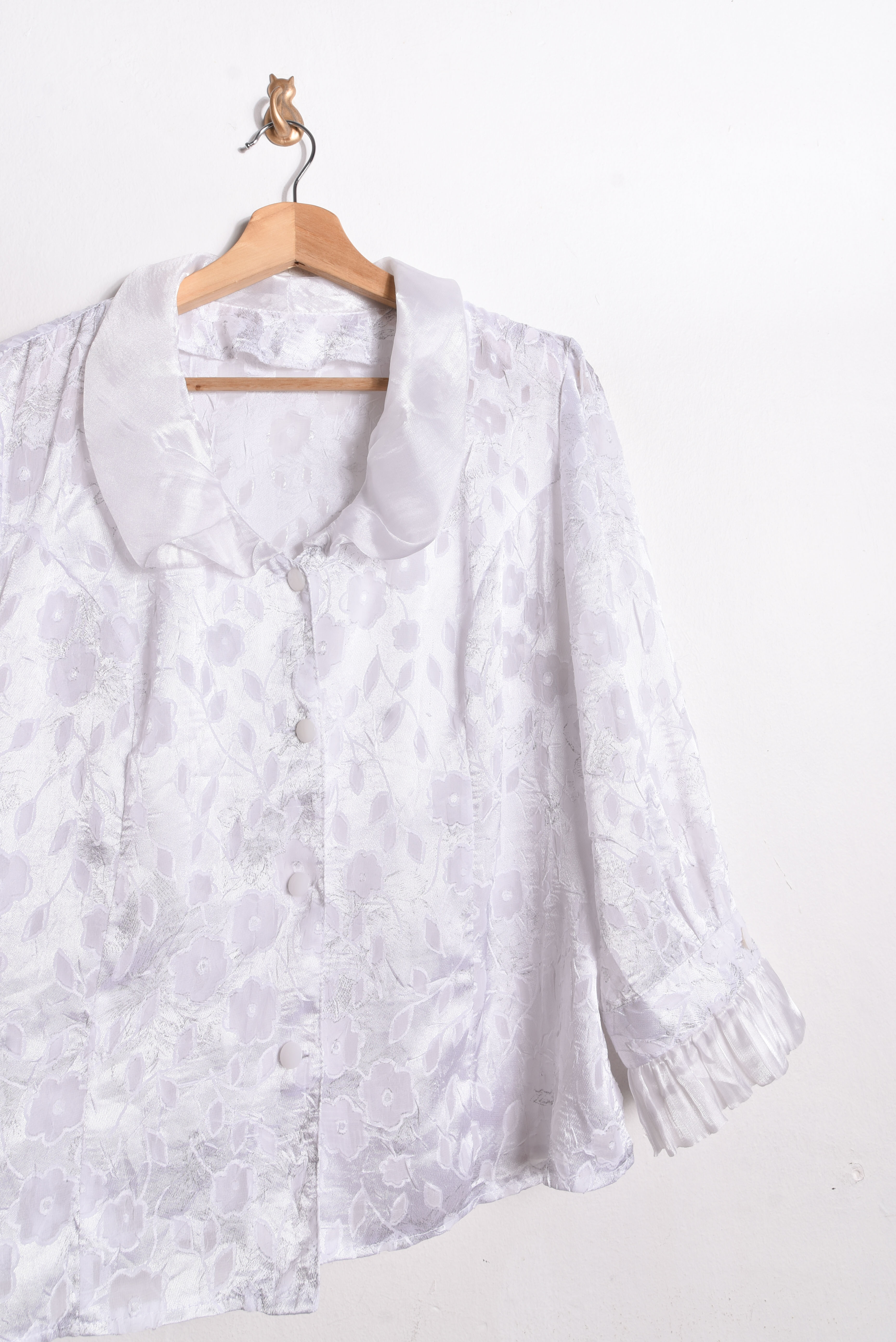 Blusa satinada floral cuellito