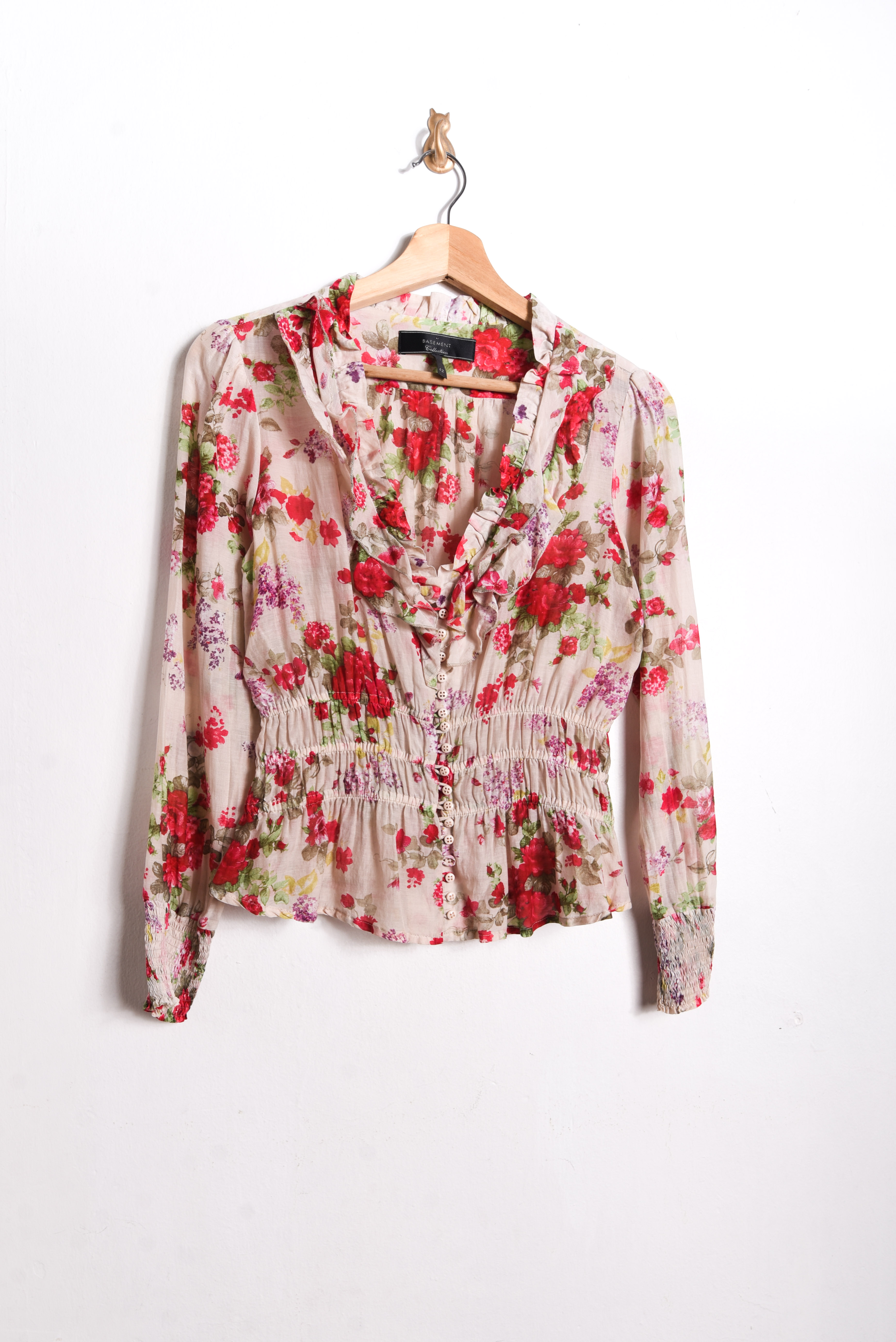 Blusa floreada romántica vuelos