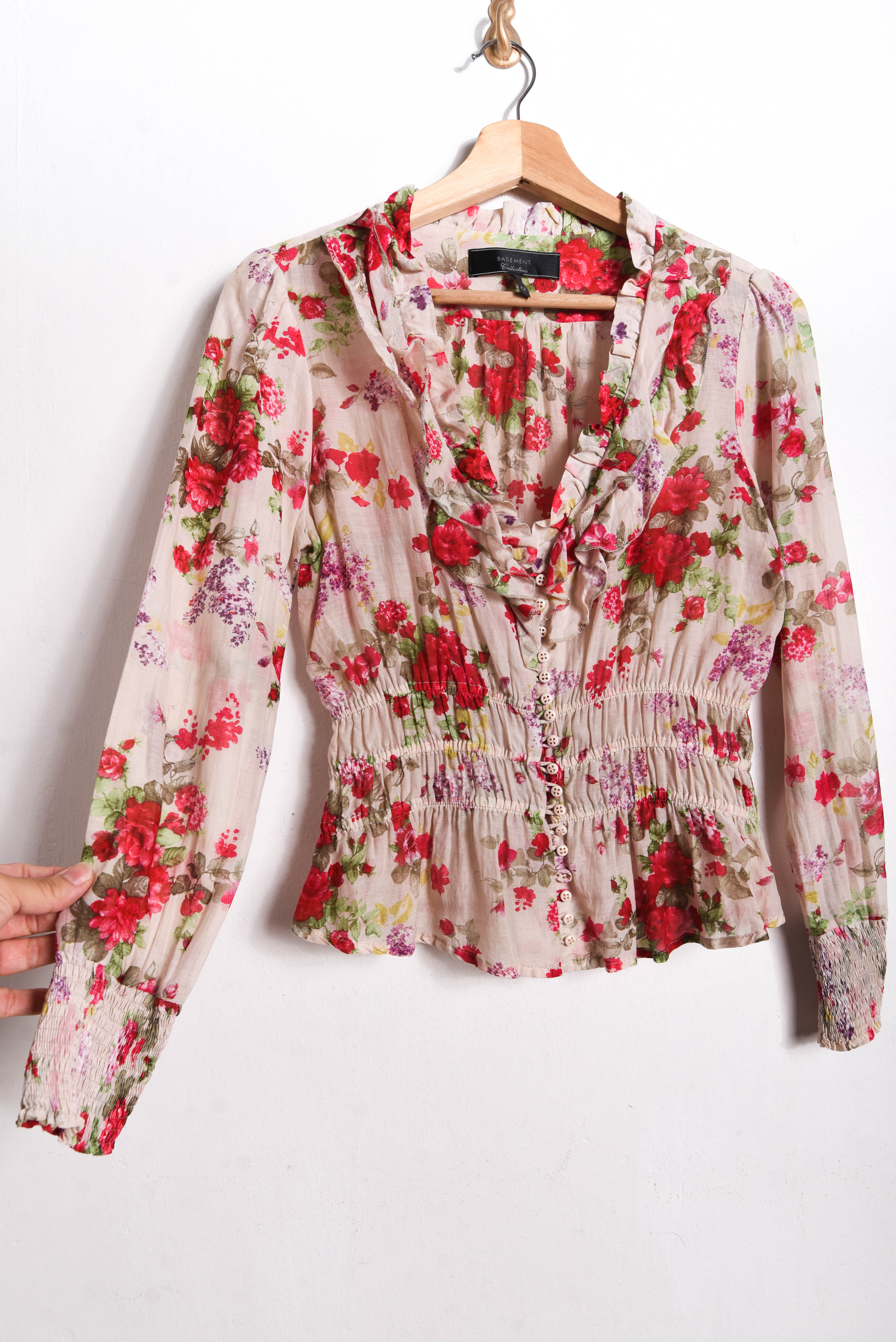 Blusa floreada romántica vuelos