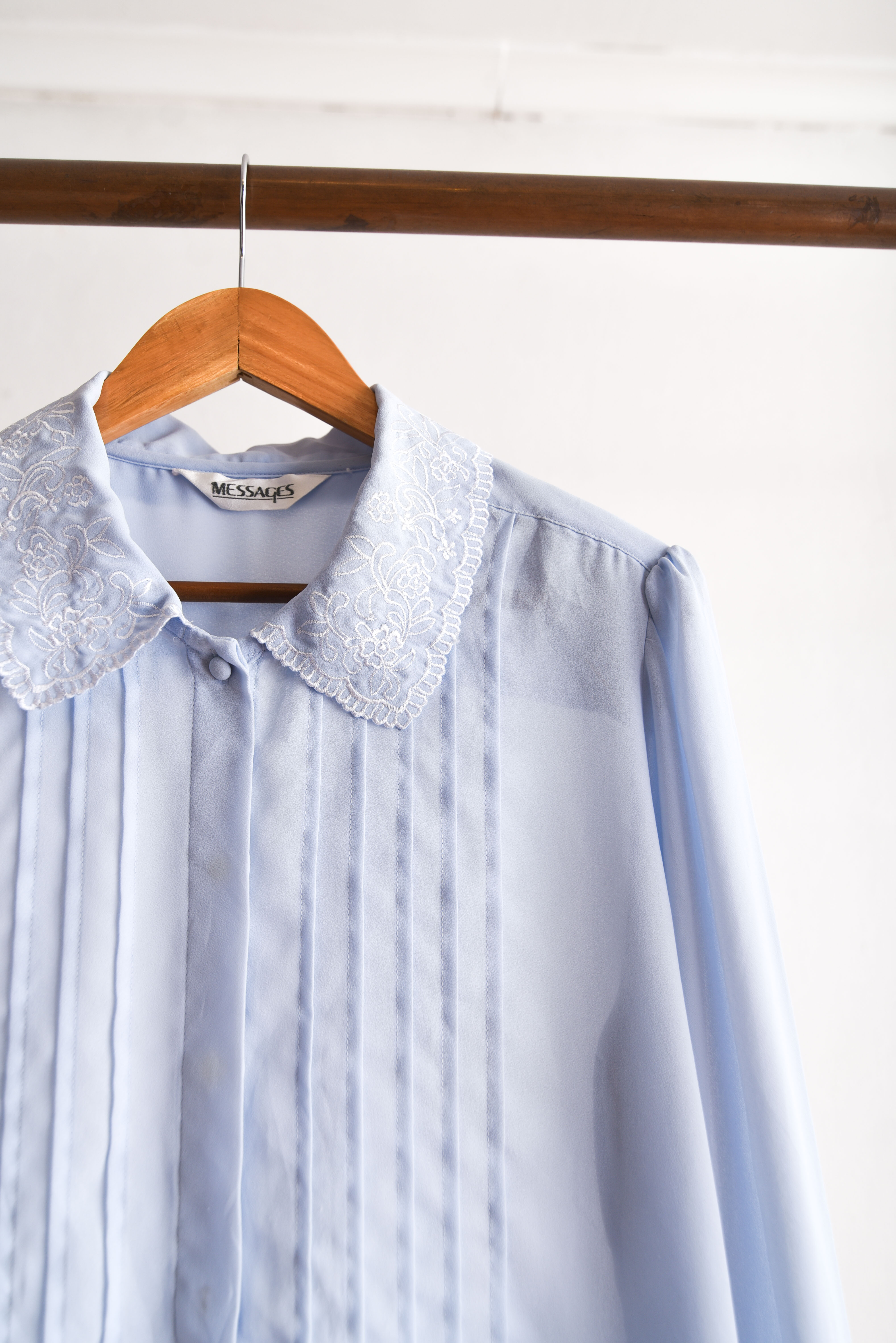 Blusa celeste vintage cuello bordado