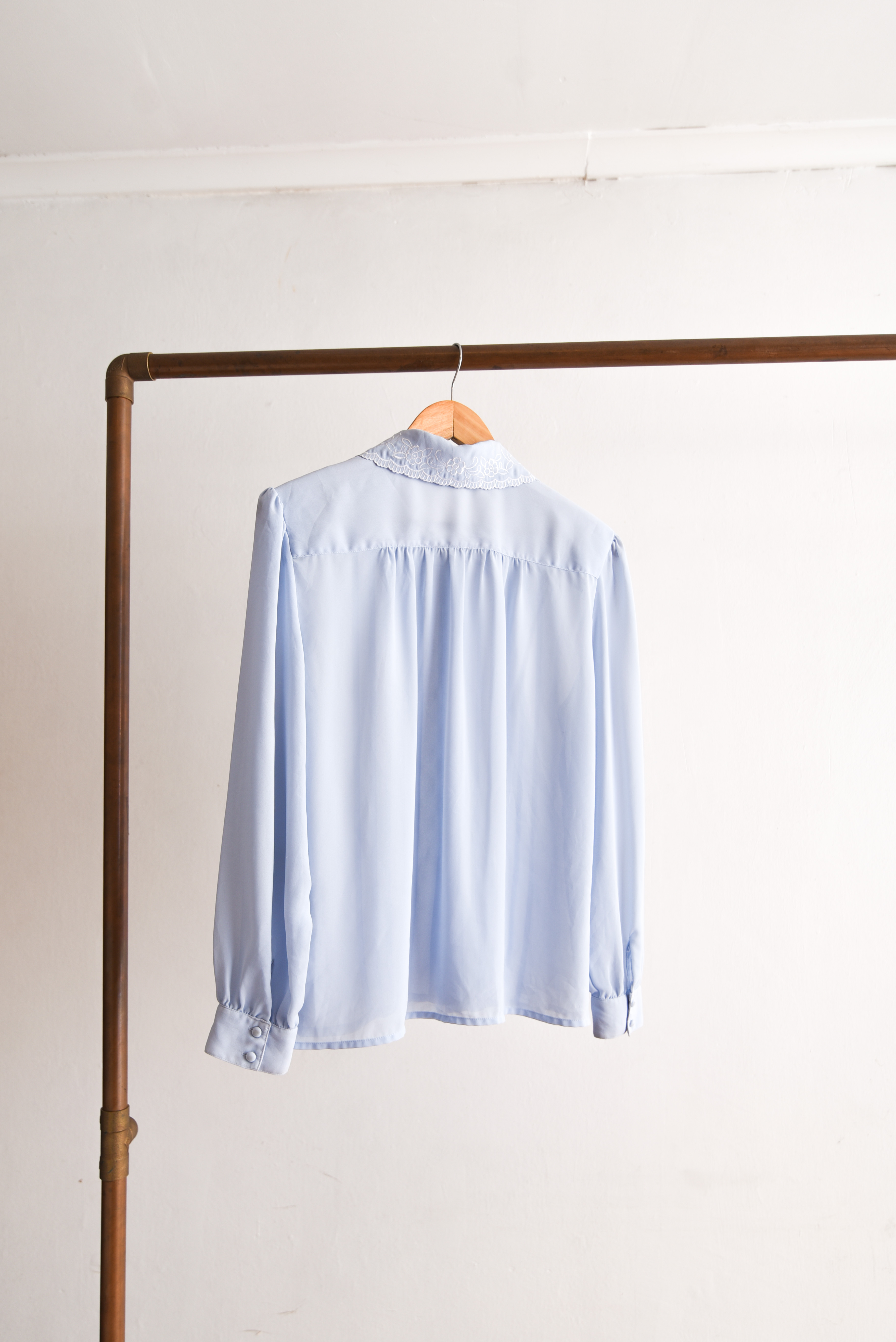 Blusa celeste vintage cuello bordado