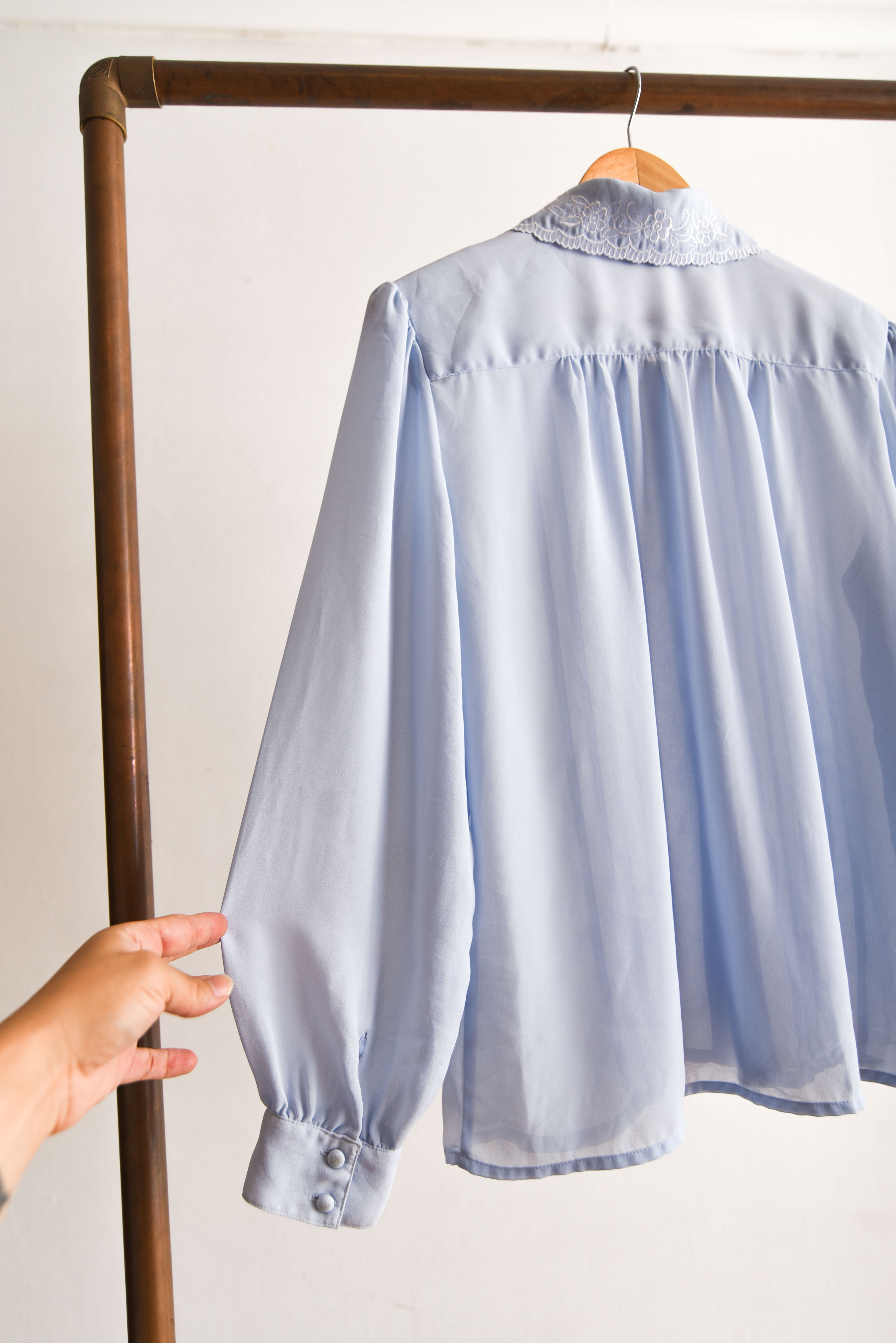 Blusa celeste vintage cuello bordado