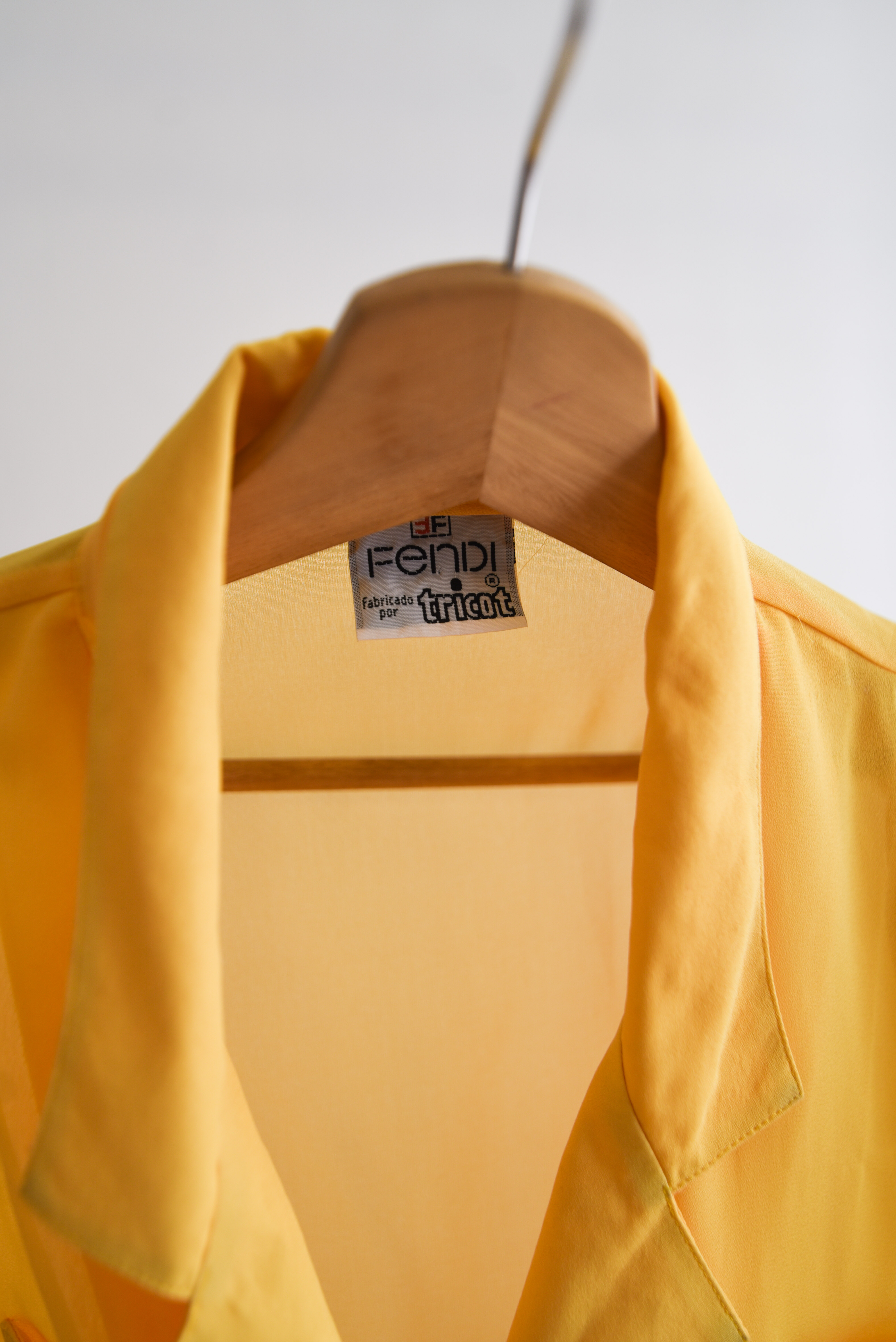 Blusa amarilla Fendi