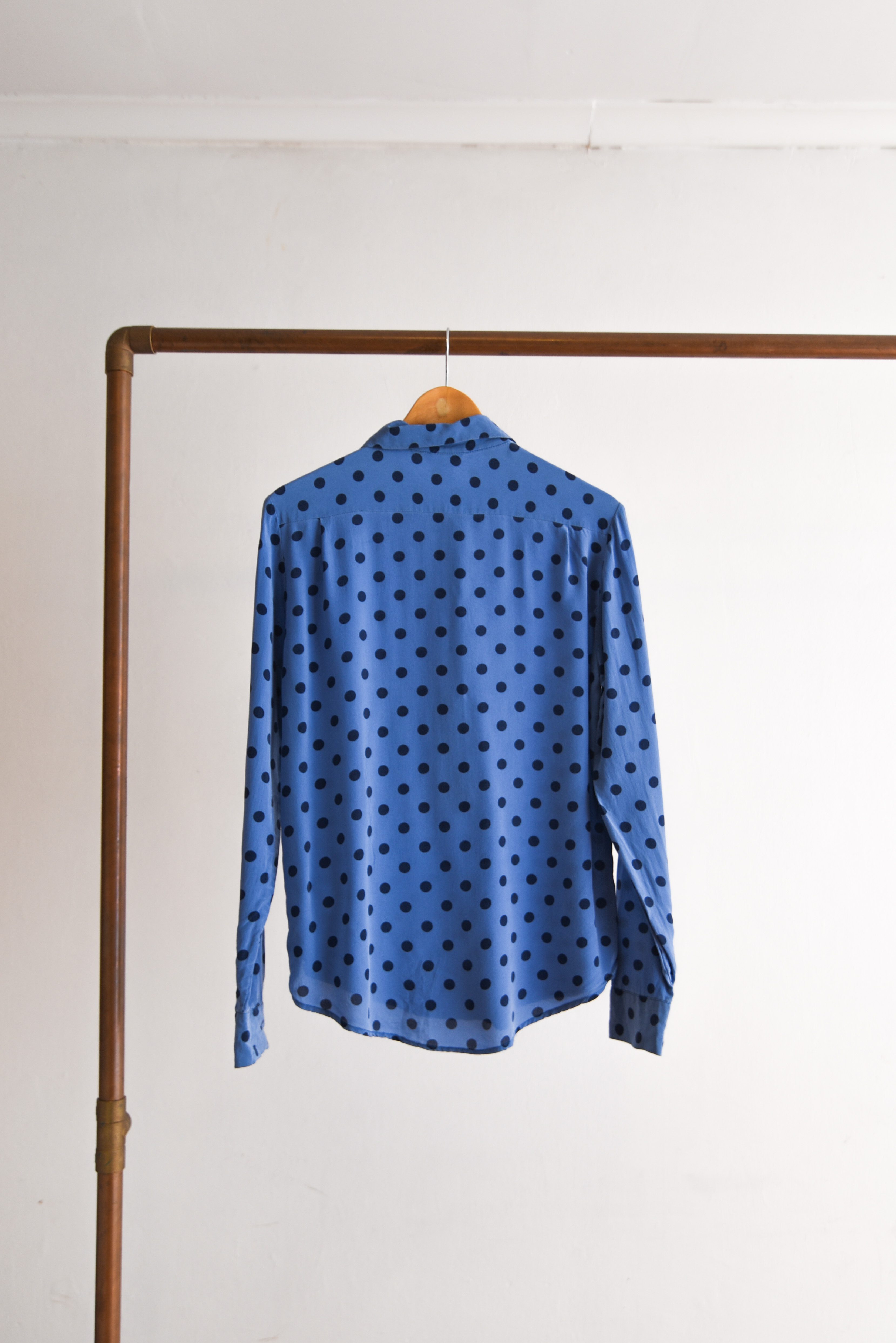 Blusa seda azulina lunares