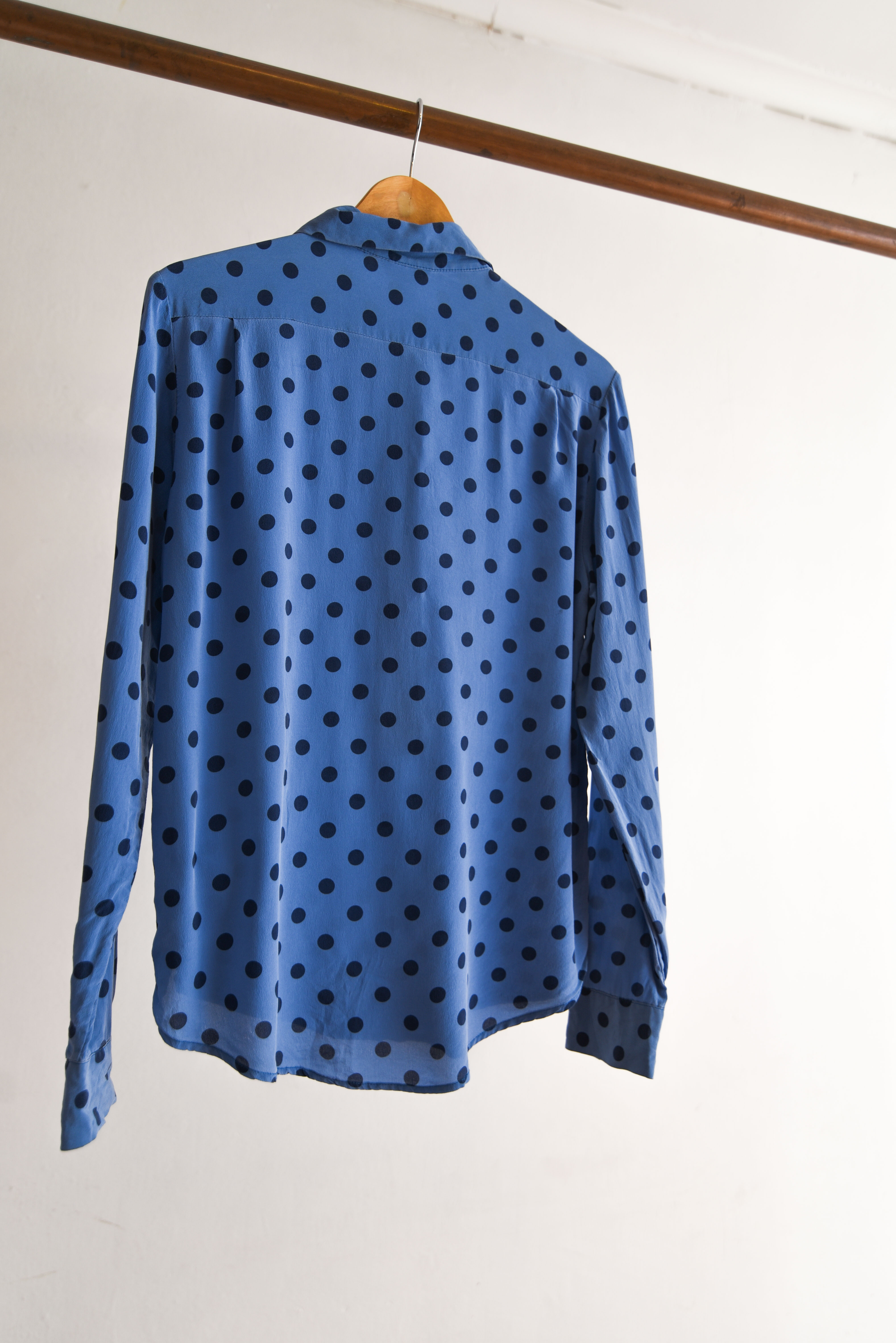 Blusa seda azulina lunares