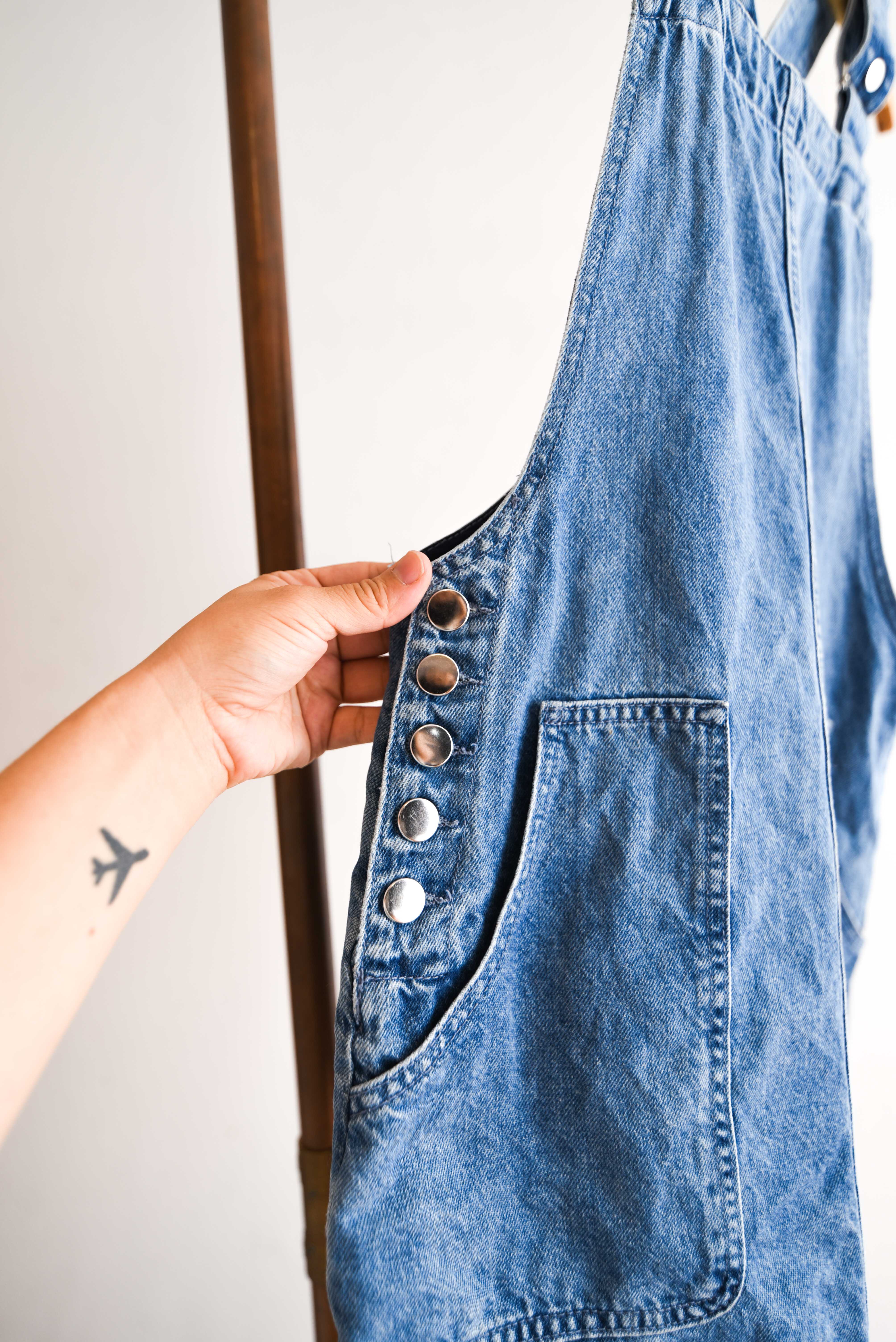 Vestido denim broches