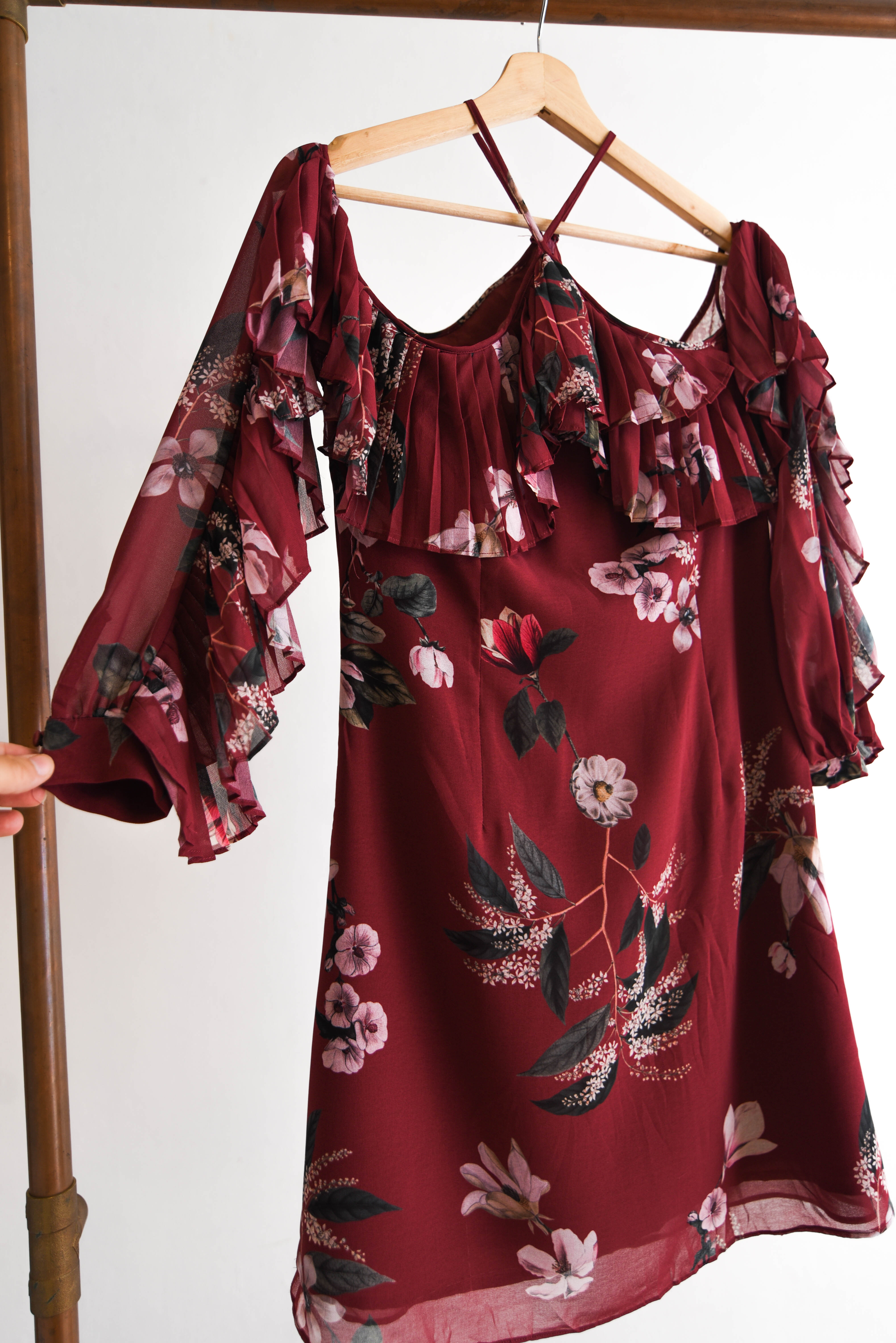 Vestido burdeo floral vuelos