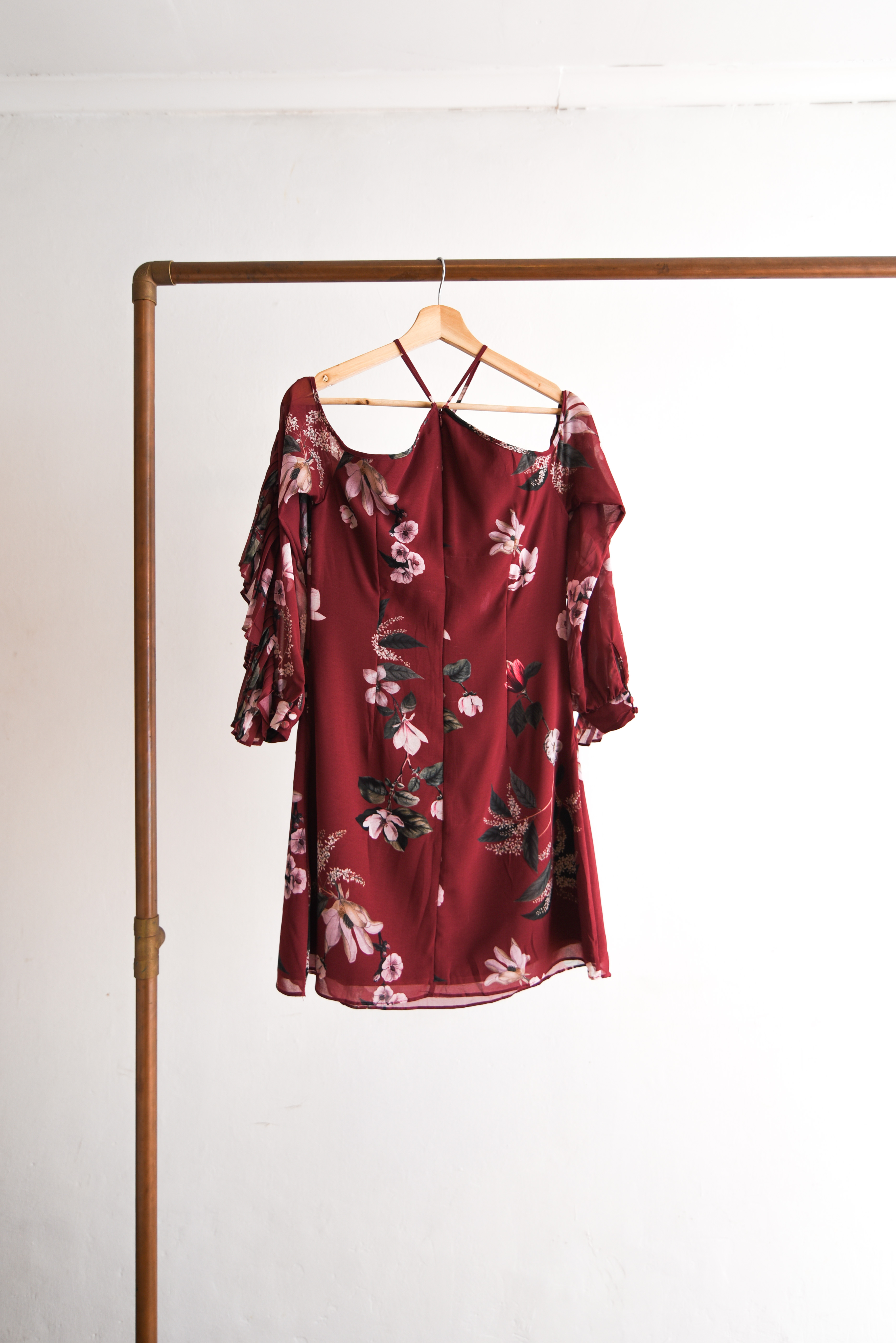 Vestido burdeo floral vuelos