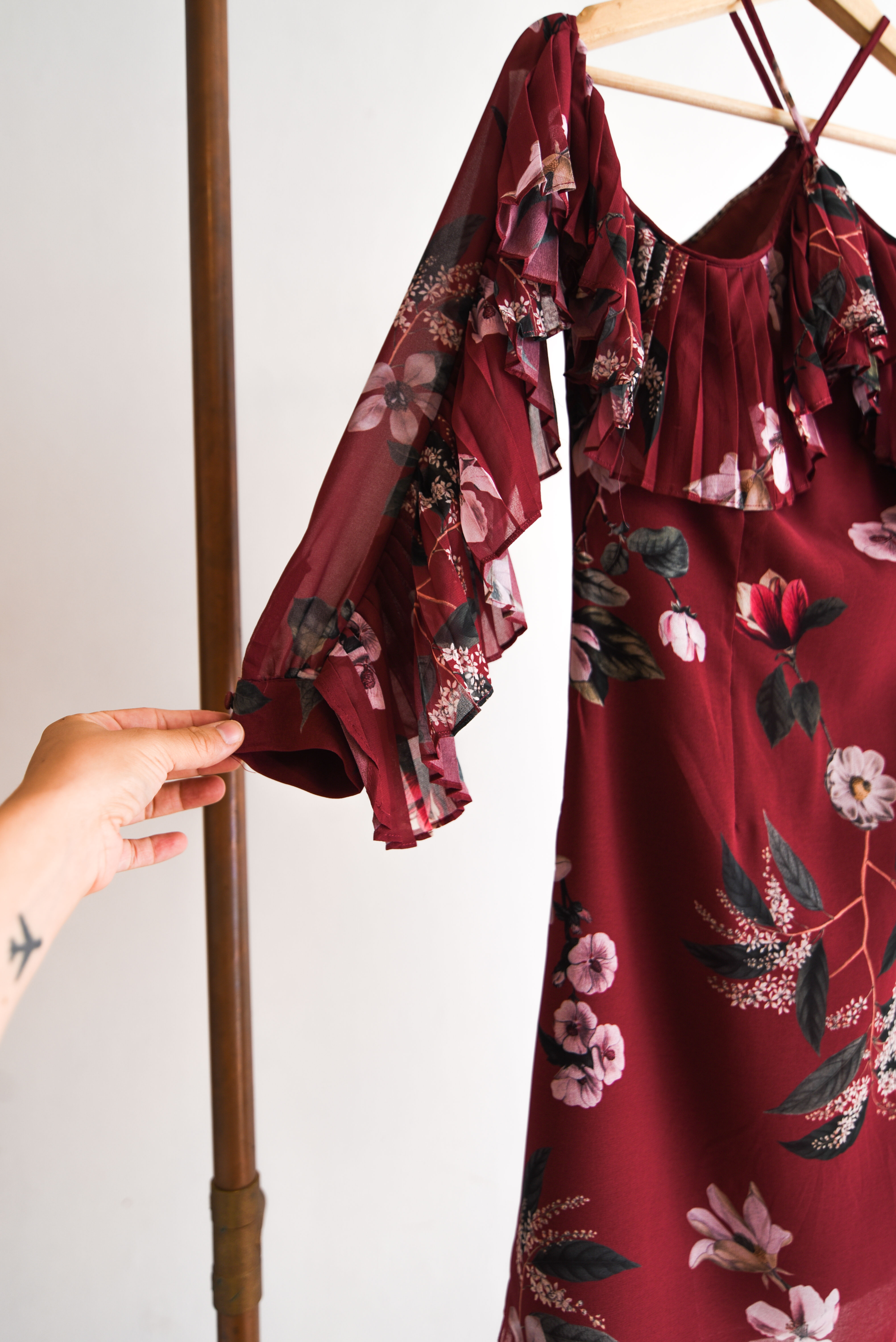 Vestido burdeo floral vuelos