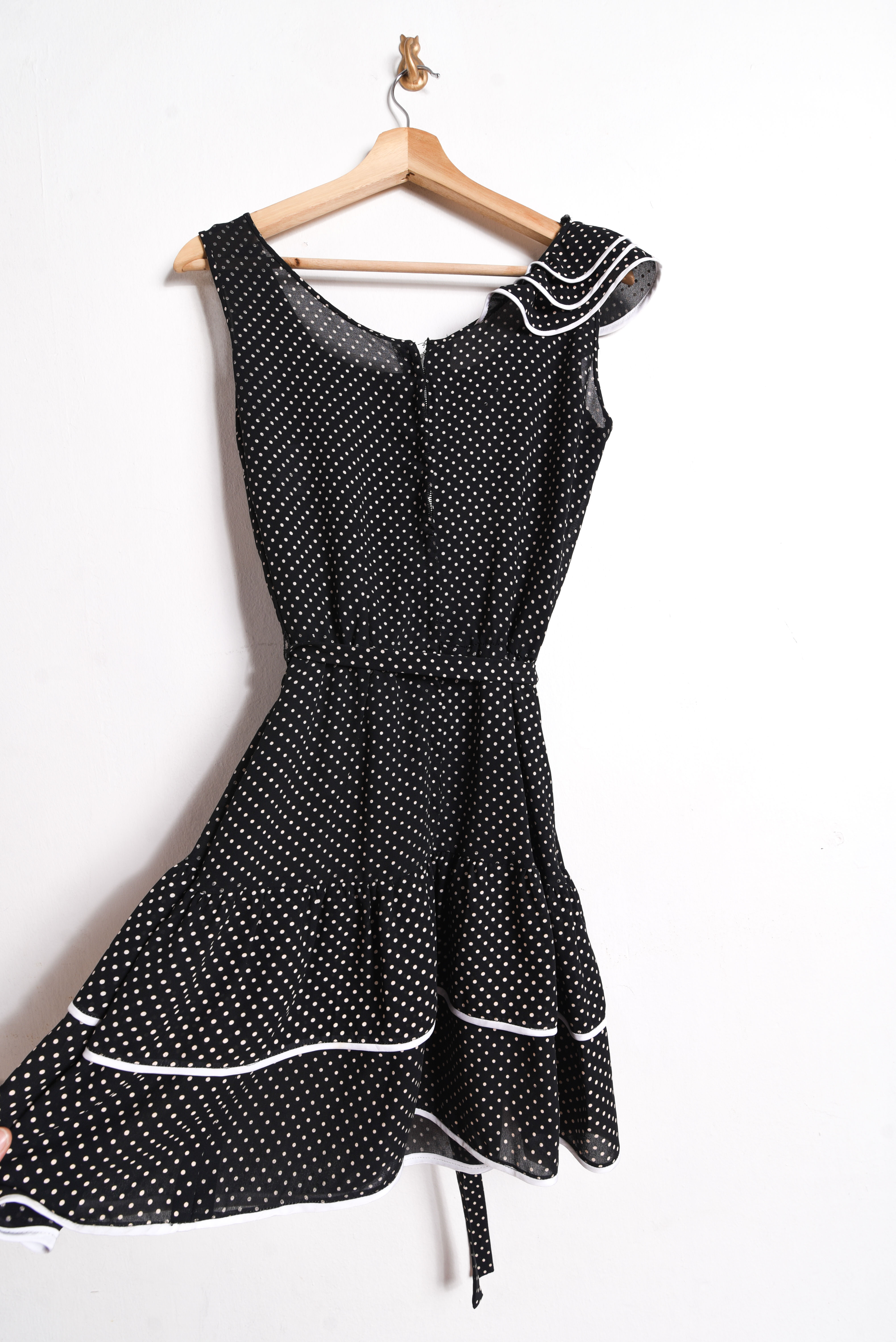 Vestido negro polka dots vuelos
