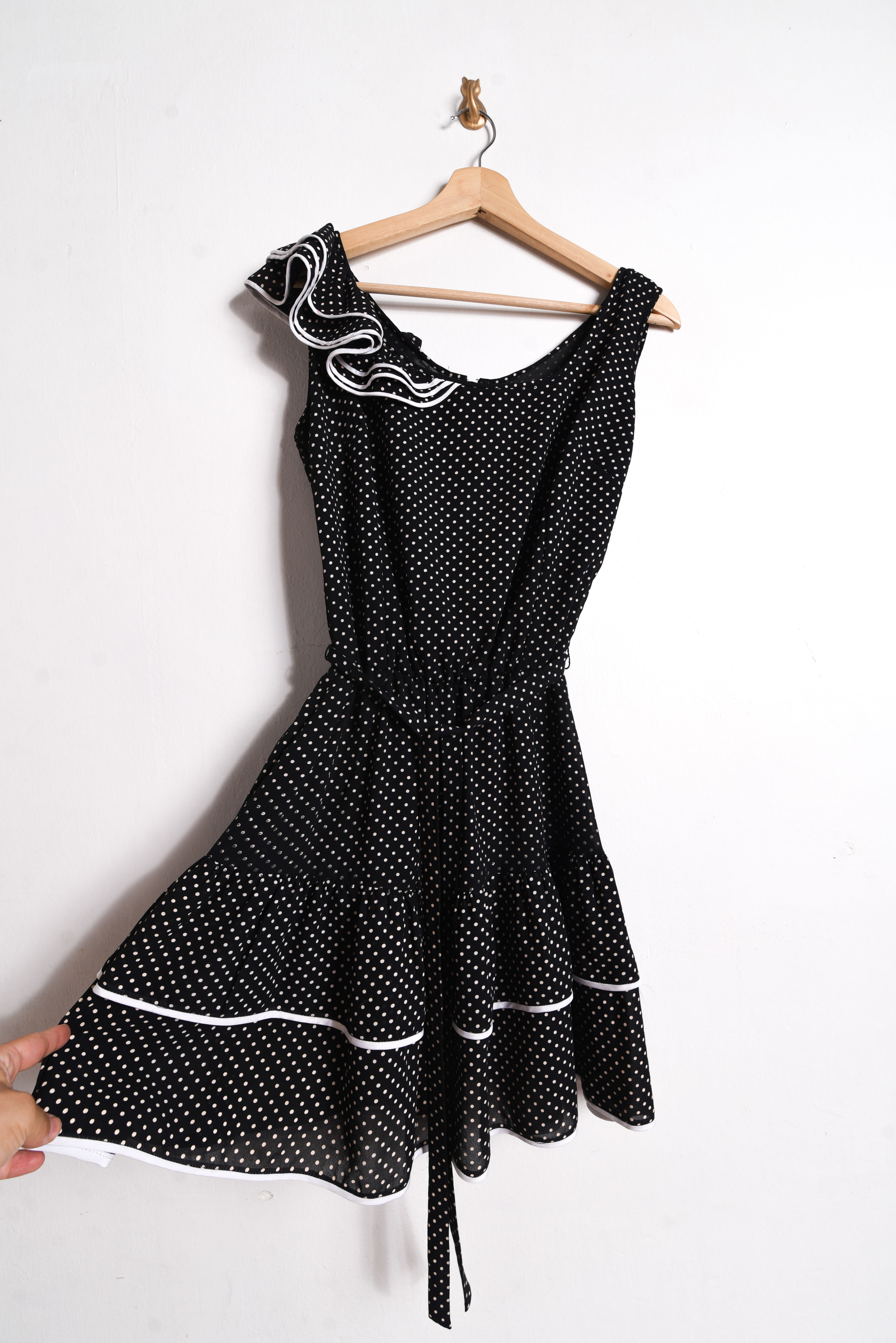Vestido negro polka dots vuelos