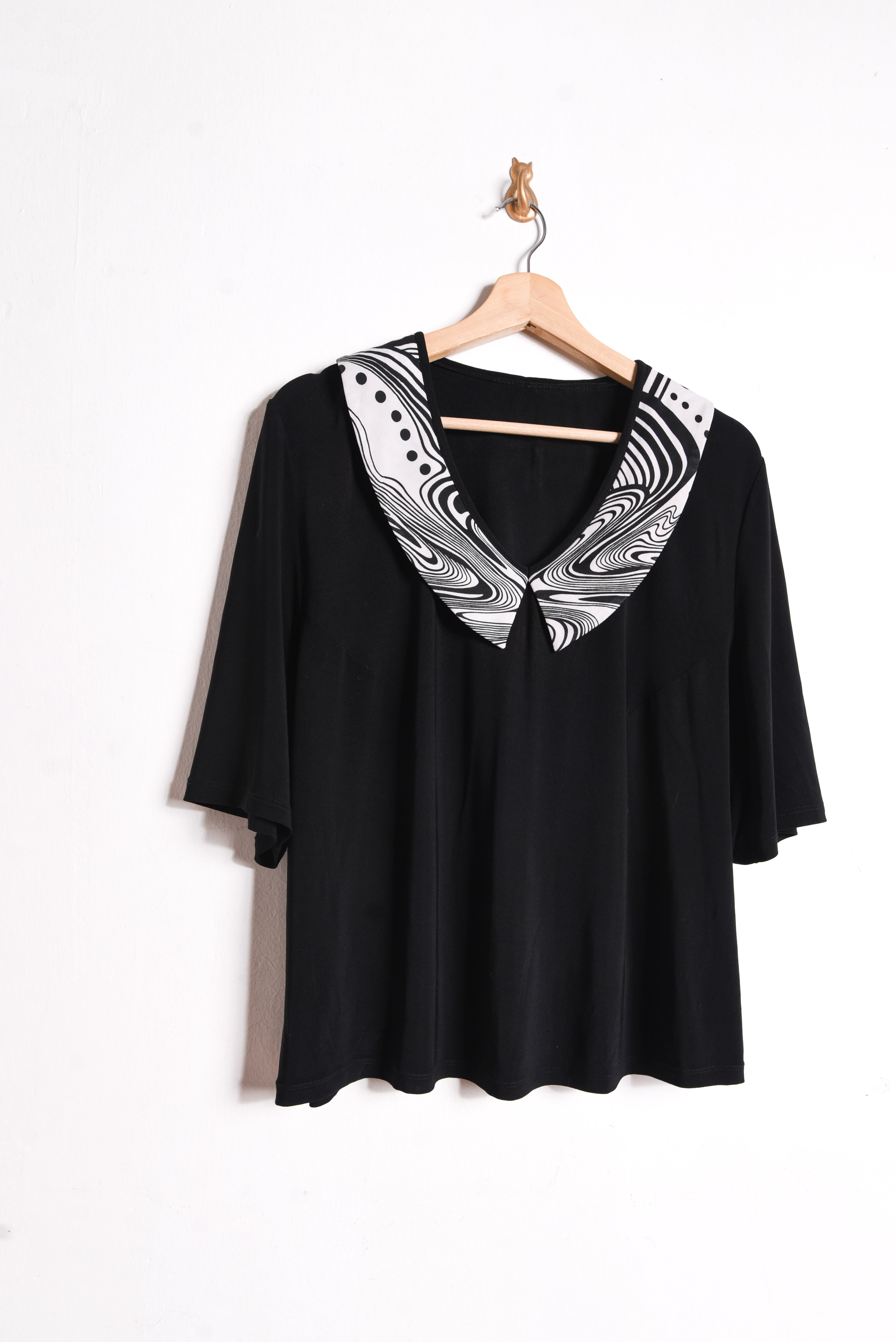 Polera negra cuellito en punta