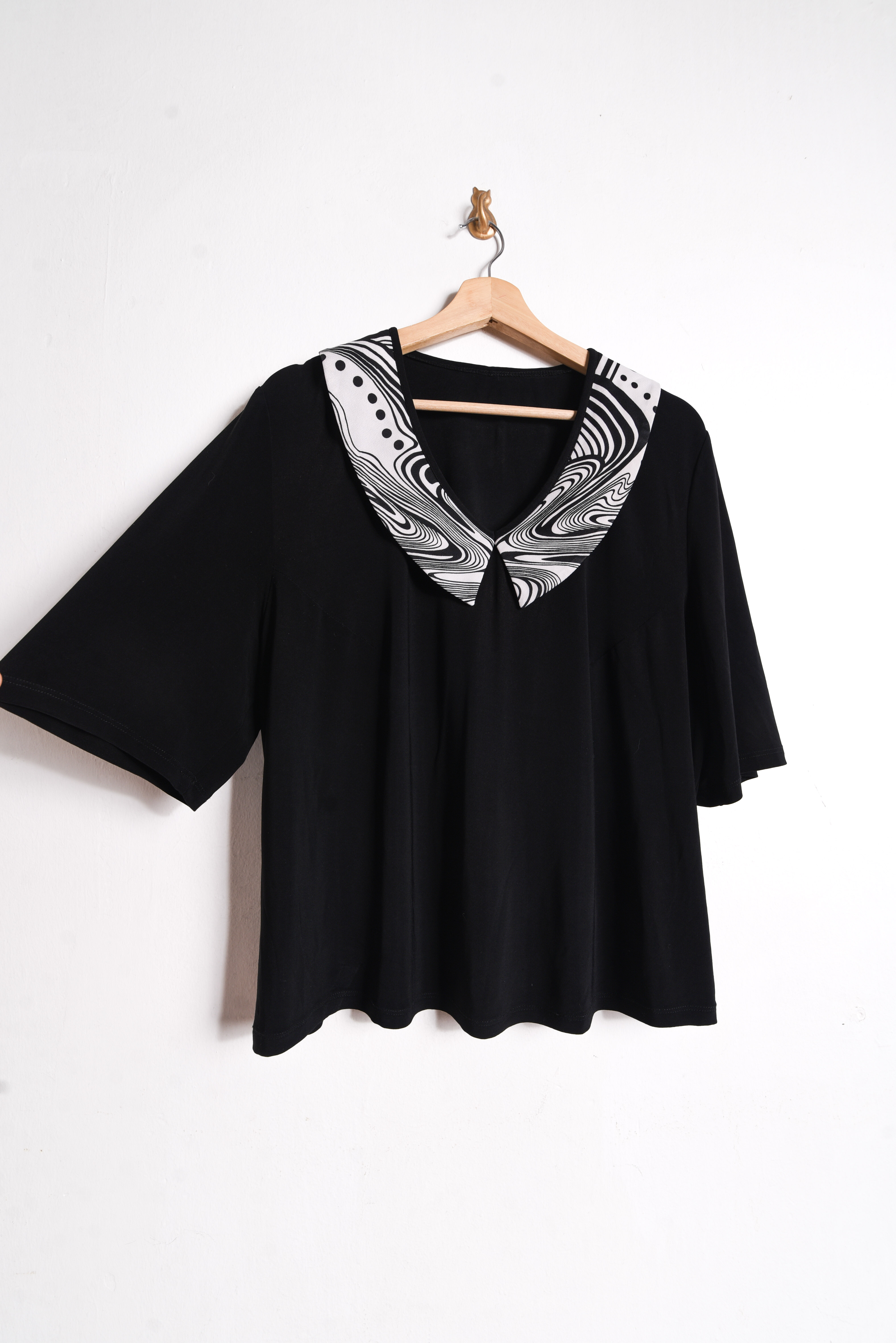 Polera negra cuellito en punta