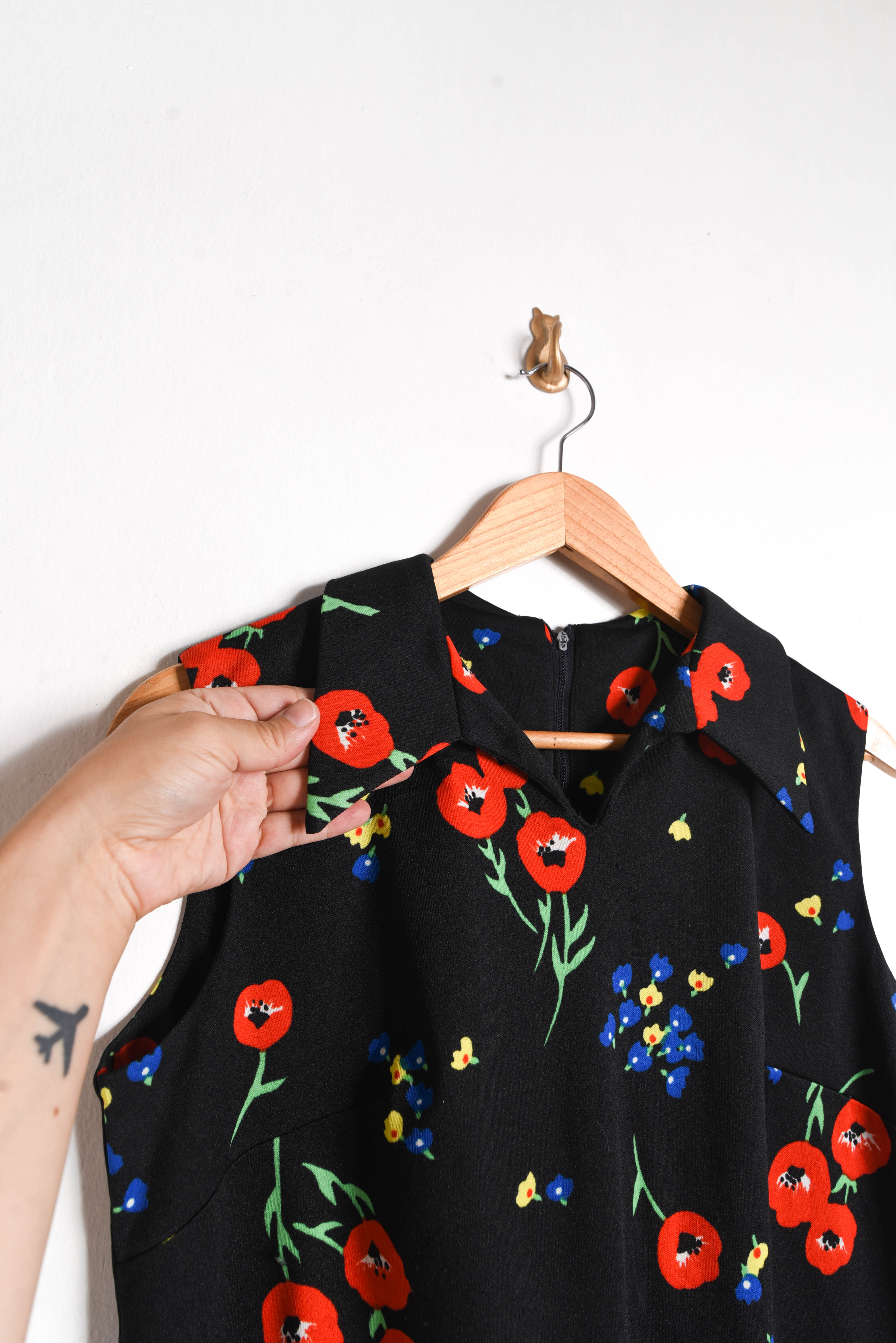 Vestido negro floral 70s