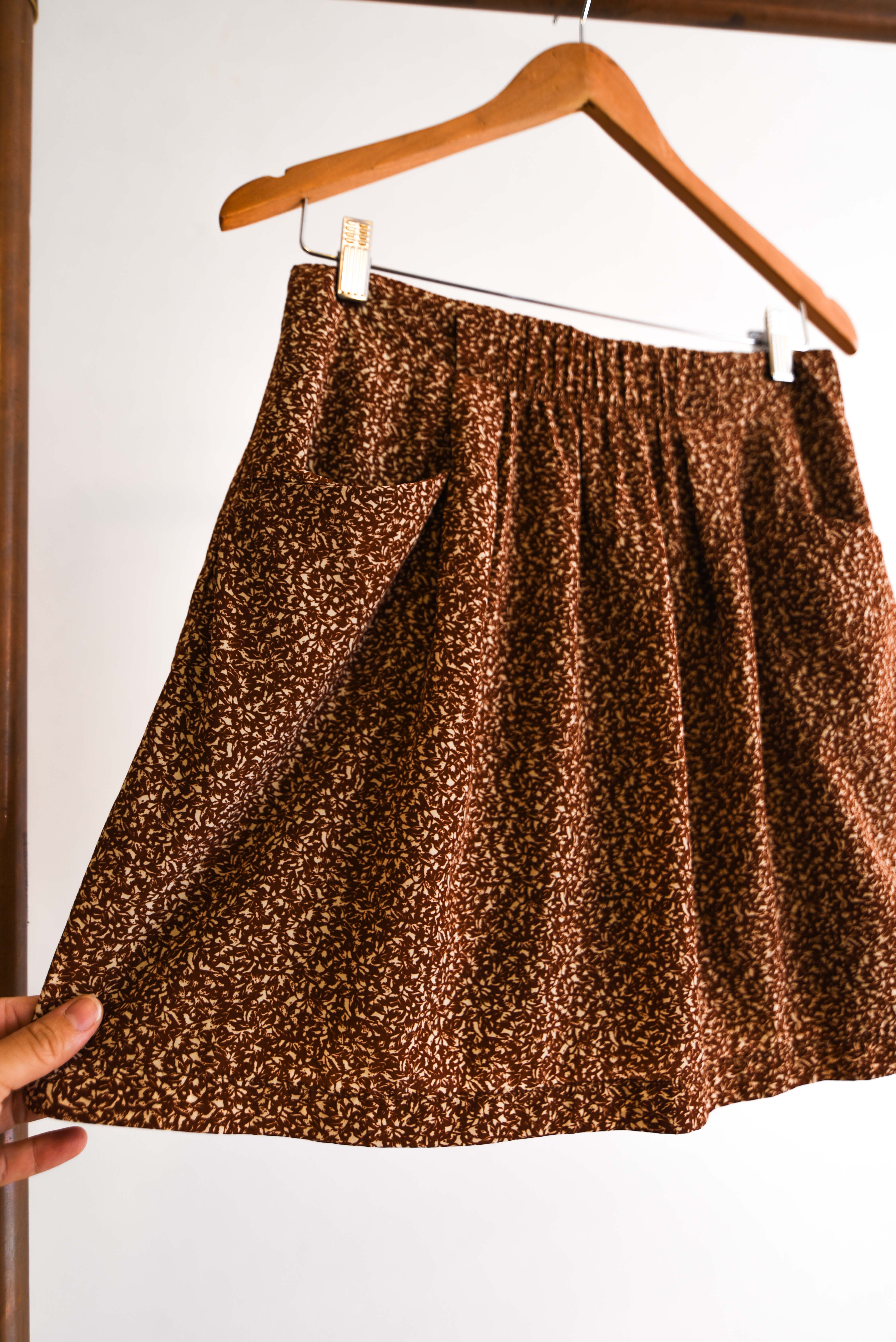 Falda café floral print