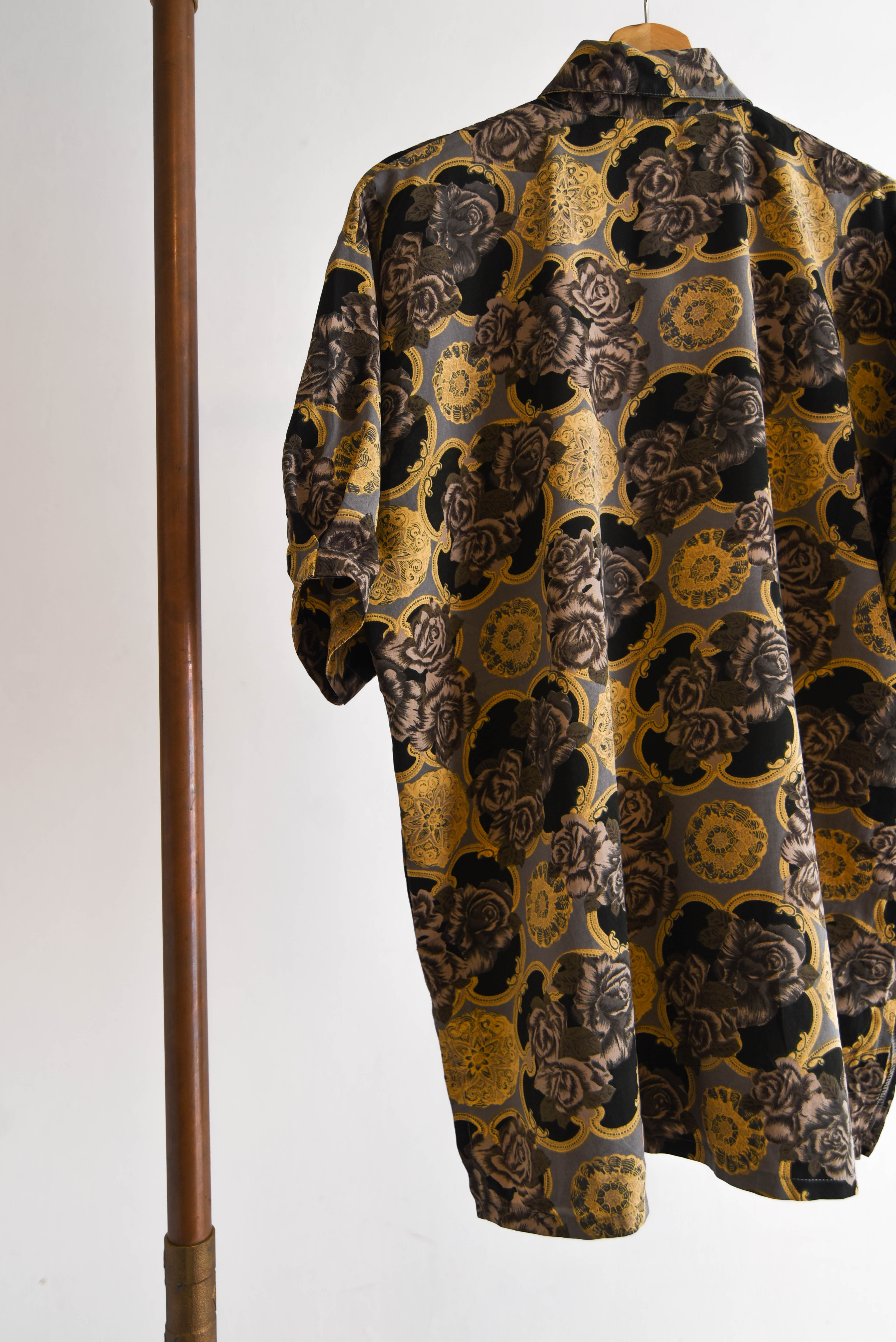 Camisa floral dark rosas