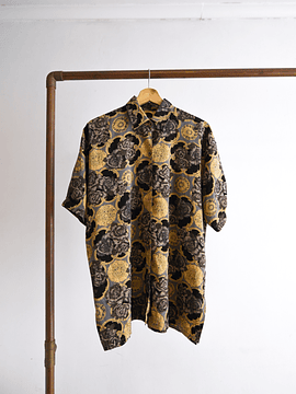 Camisa floral dark rosas