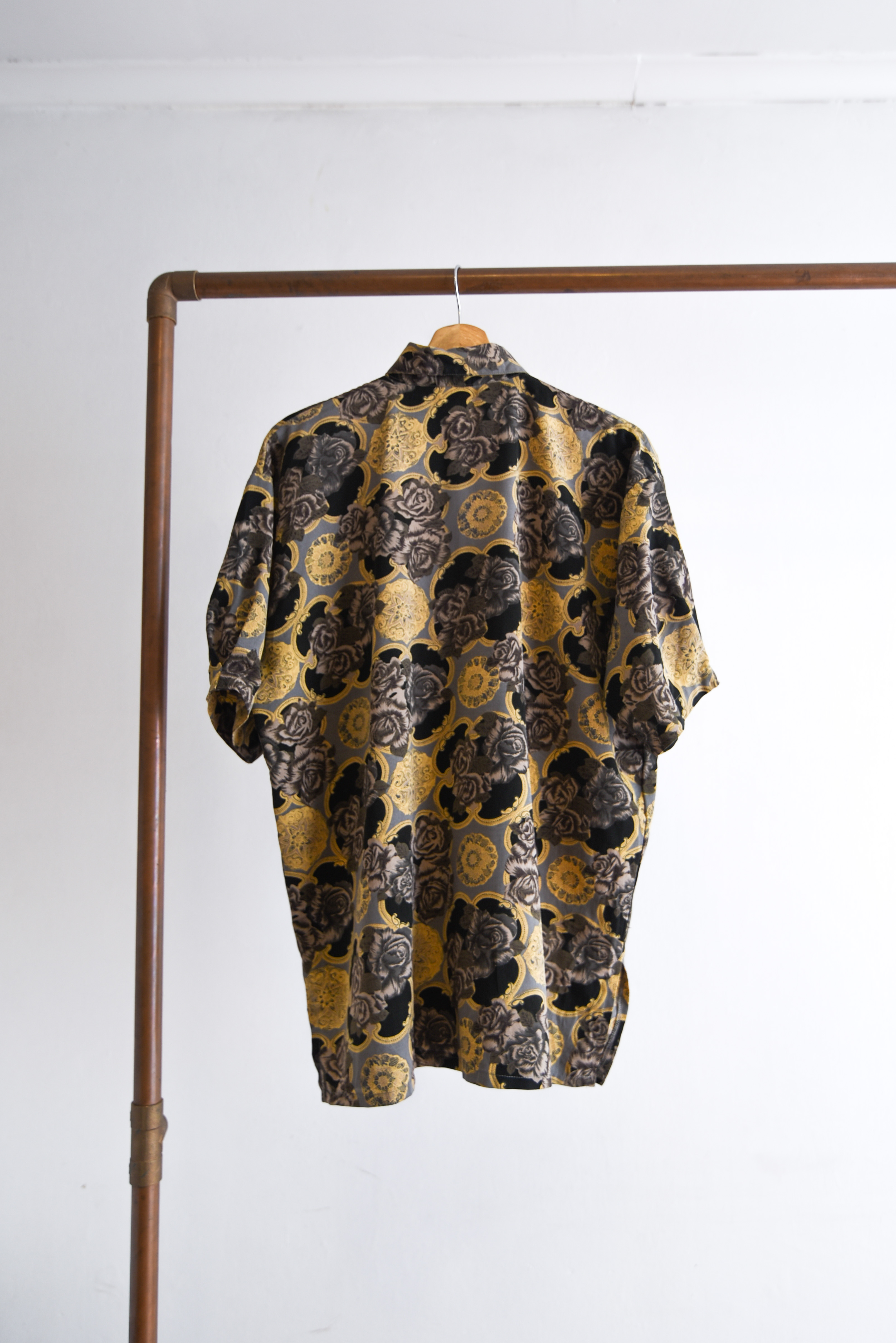 Camisa floral dark rosas